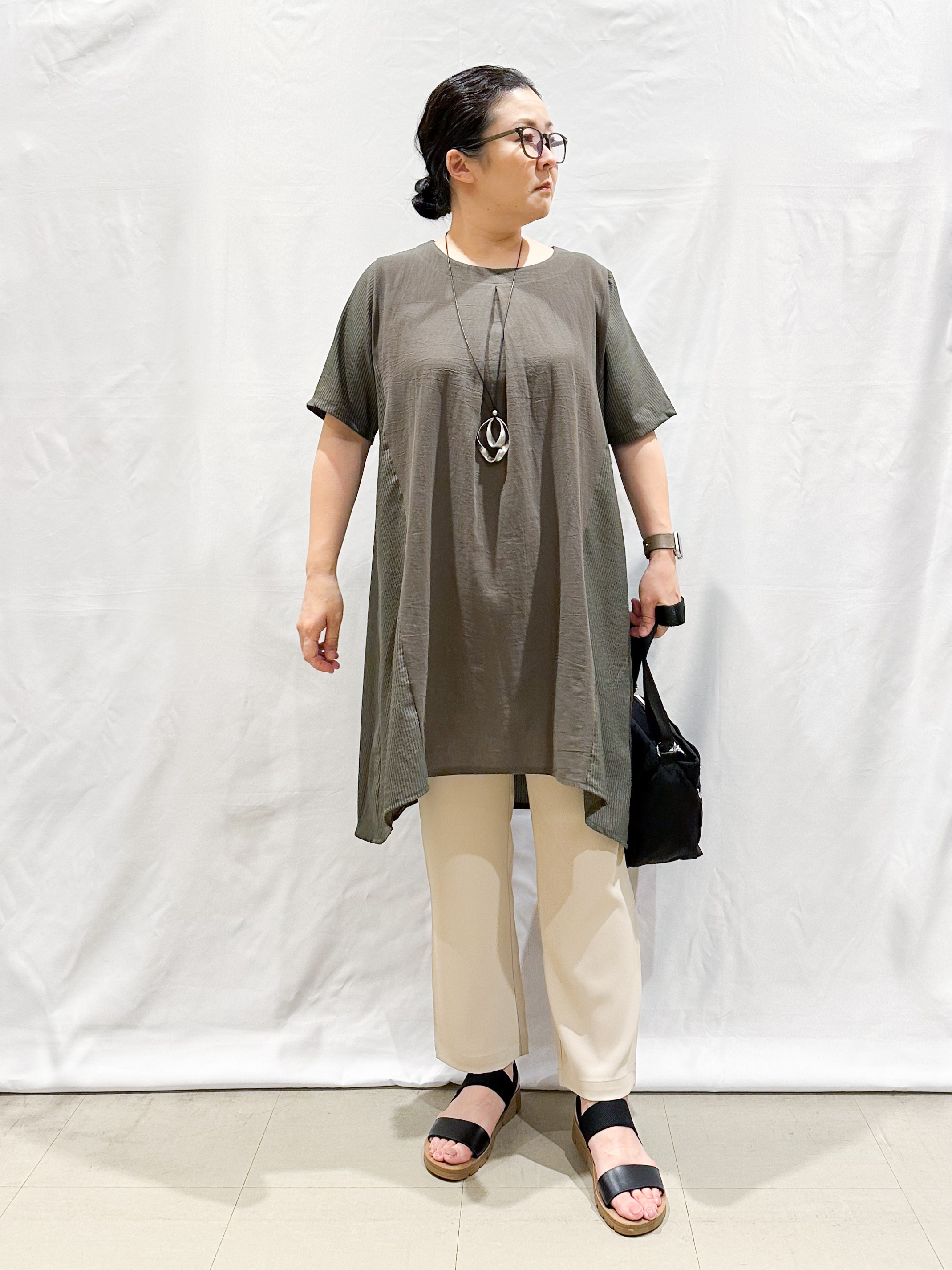 umeさんの「SHOO･LA･RUE｜【ひんやり/洗濯機可/S-LL】オンにもオフにも マルチに使えるボタンレスカーディガン」を使ったコーディネート