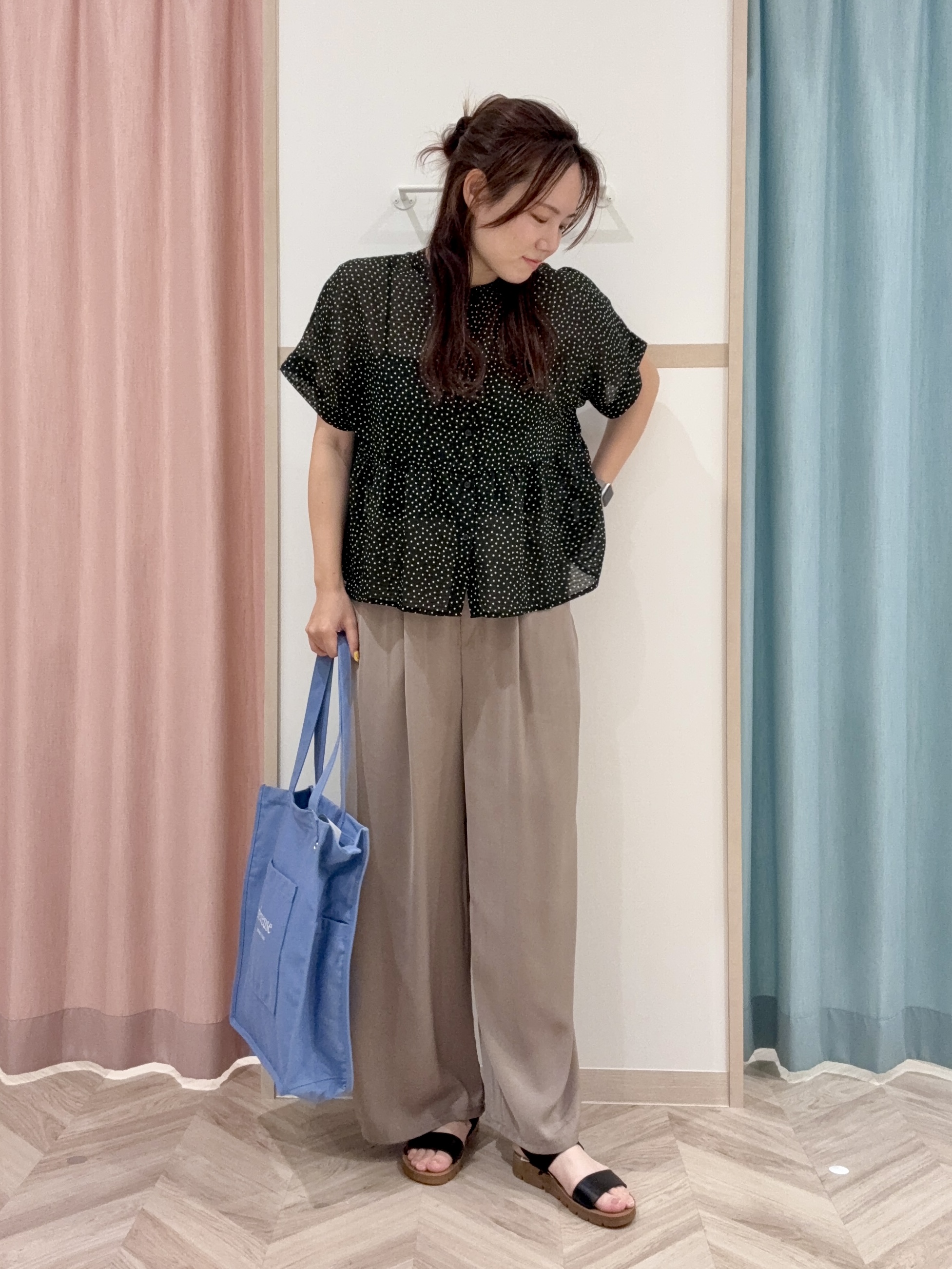 kさんの「SHOO･LA･RUE｜【S-LL/洗濯機可】シアーペプラムブラウス」を使ったコーディネート