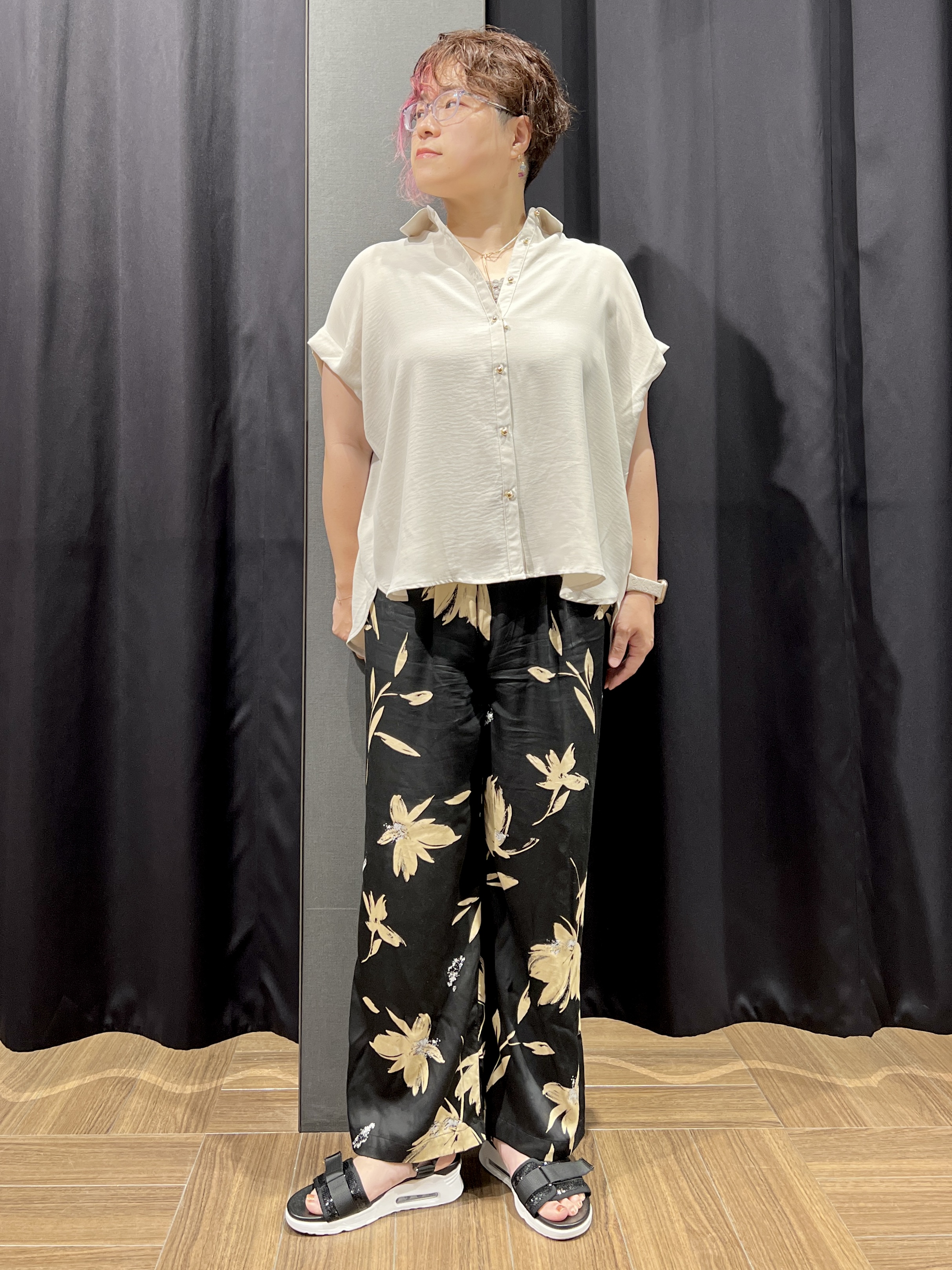 OKMKさんの「THE SHOP TK｜【ひんやり/防しわ/UV/吸水速乾】襟付き フレンチスリーブシャツ」を使ったコーディネート