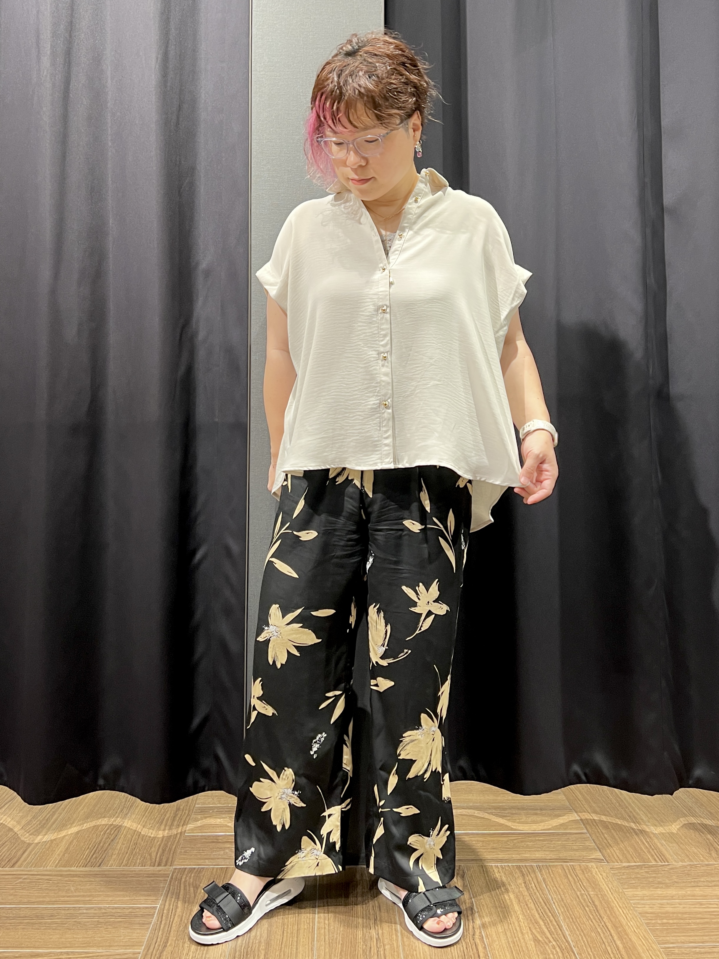 OKMKさんの「THE SHOP TK｜【ひんやり/防しわ/UV/吸水速乾】襟付き フレンチスリーブシャツ」を使ったコーディネート