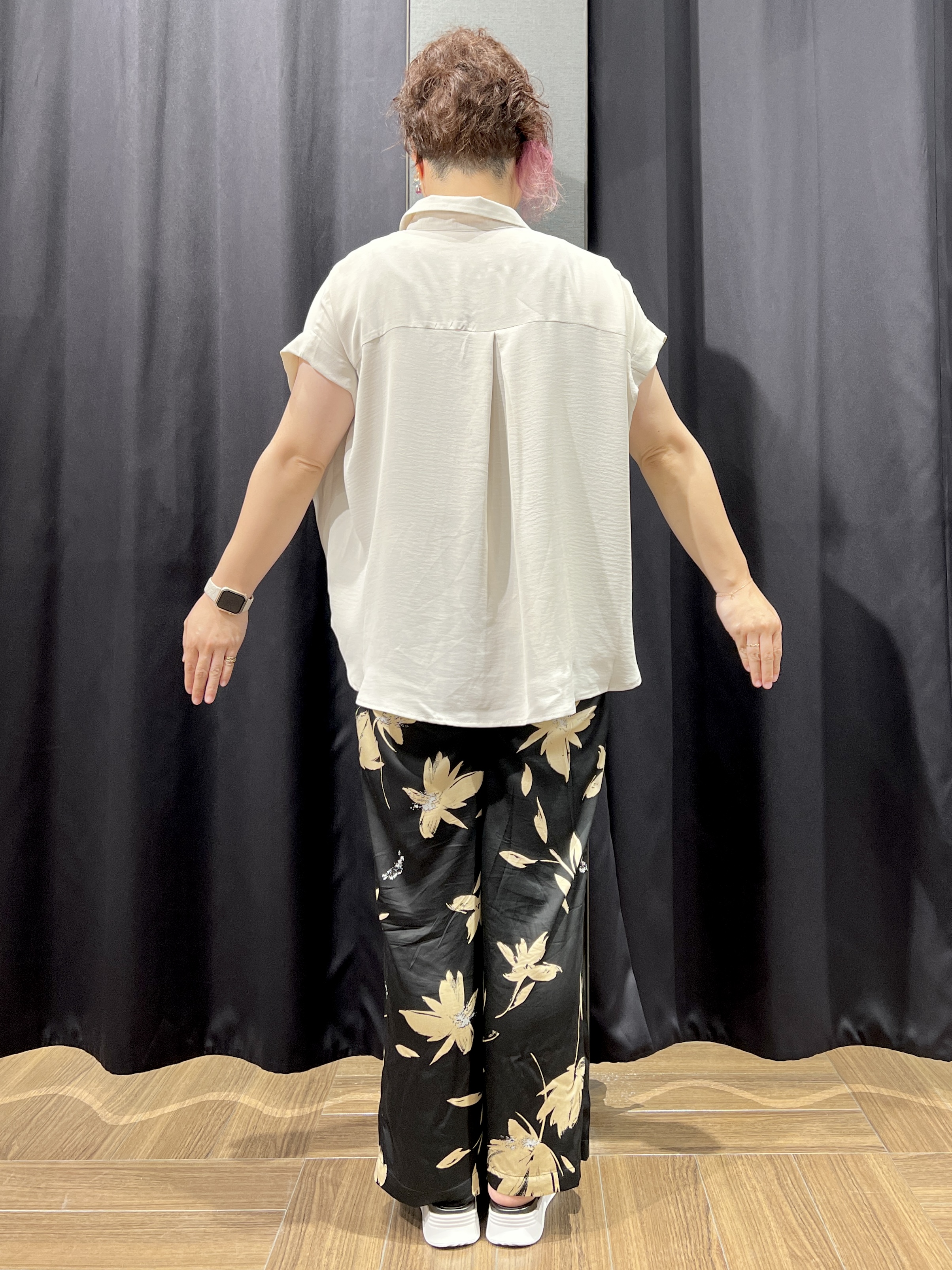 OKMKさんの「THE SHOP TK｜【ひんやり/防しわ/UV/吸水速乾】襟付き フレンチスリーブシャツ」を使ったコーディネート
