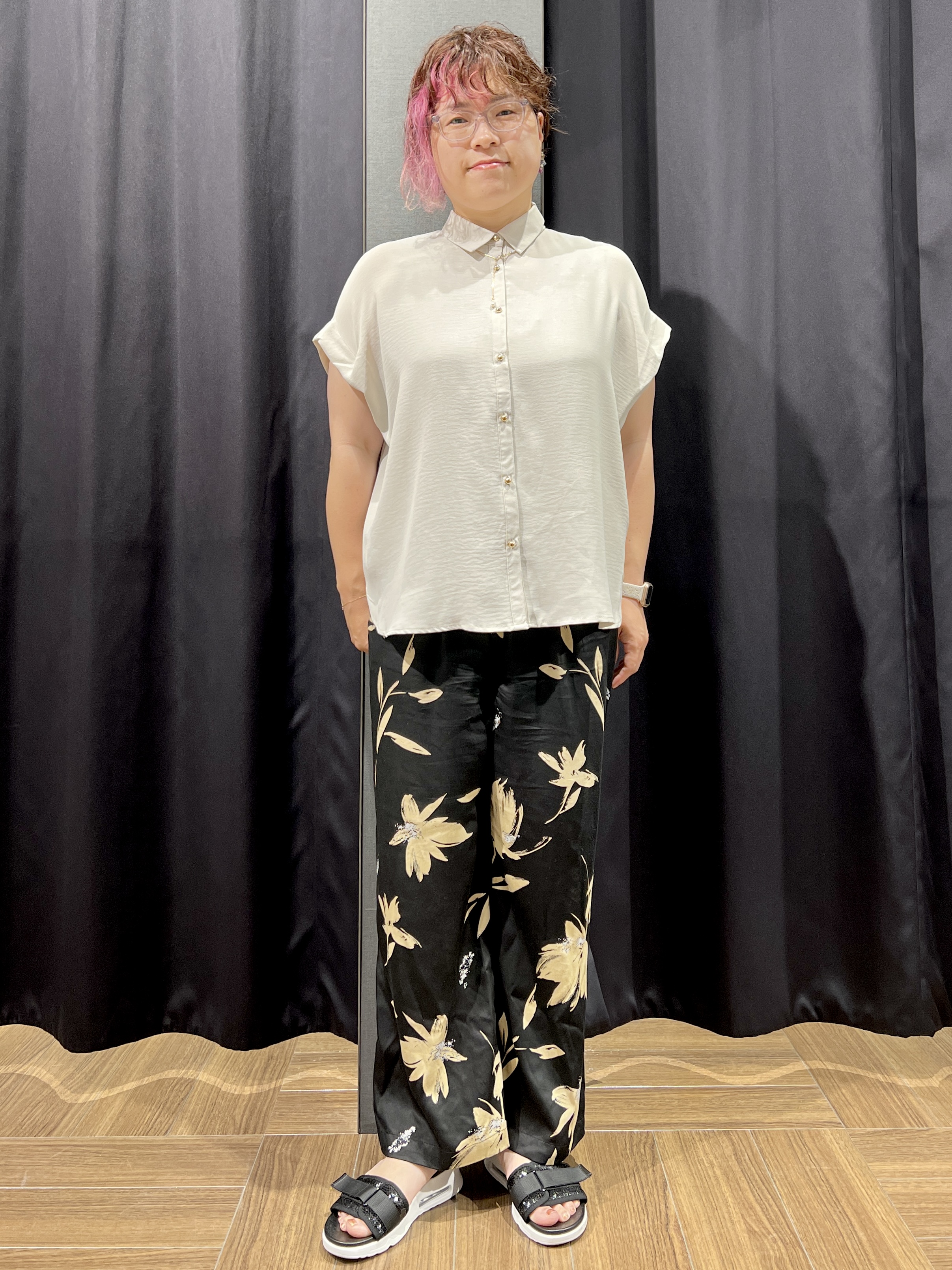 OKMKさんの「THE SHOP TK｜【ひんやり/防しわ/UV/吸水速乾】襟付き フレンチスリーブシャツ」を使ったコーディネート