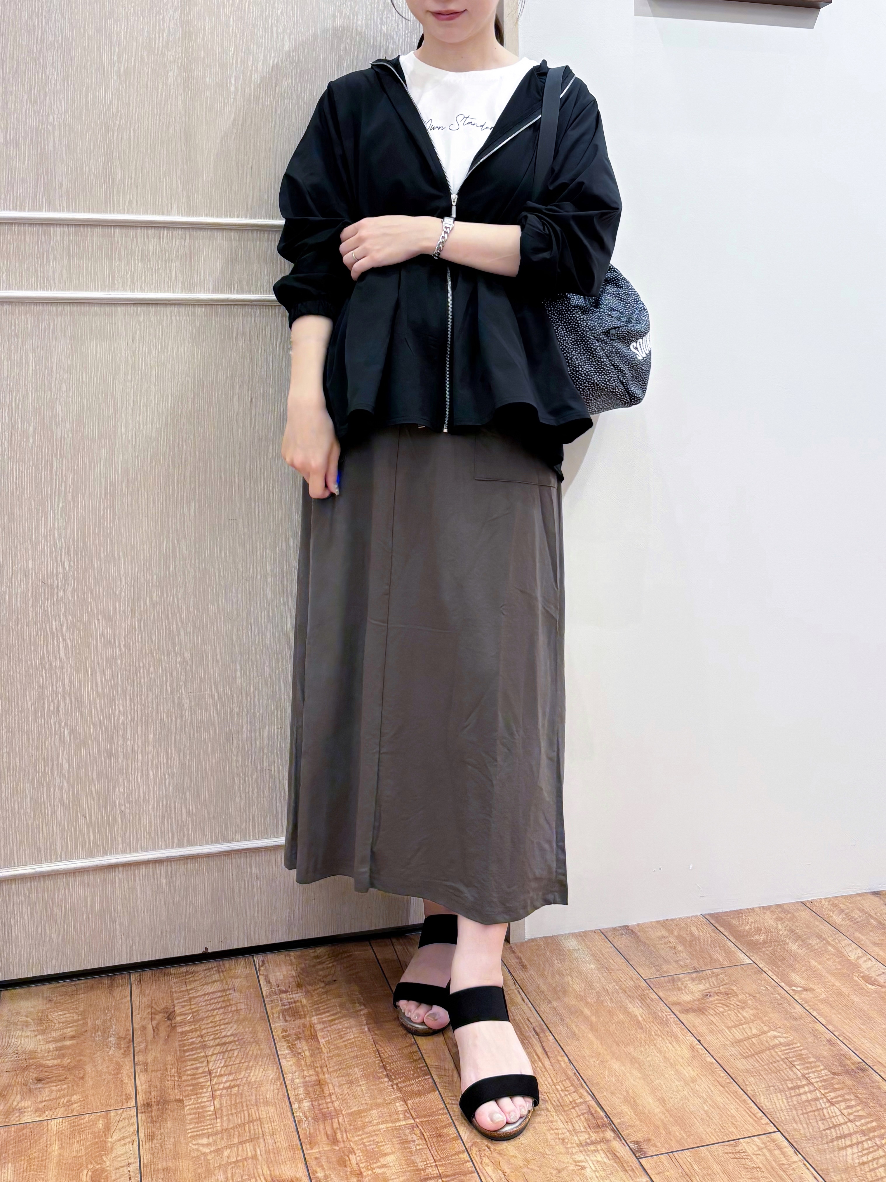 なみさんの「SHOO･LA･RUE｜【ひんやり/S-LL/体型カバー】ペプラムフリルとゴールドパーツが女性らしい UVパーカ」を使ったコーディネート