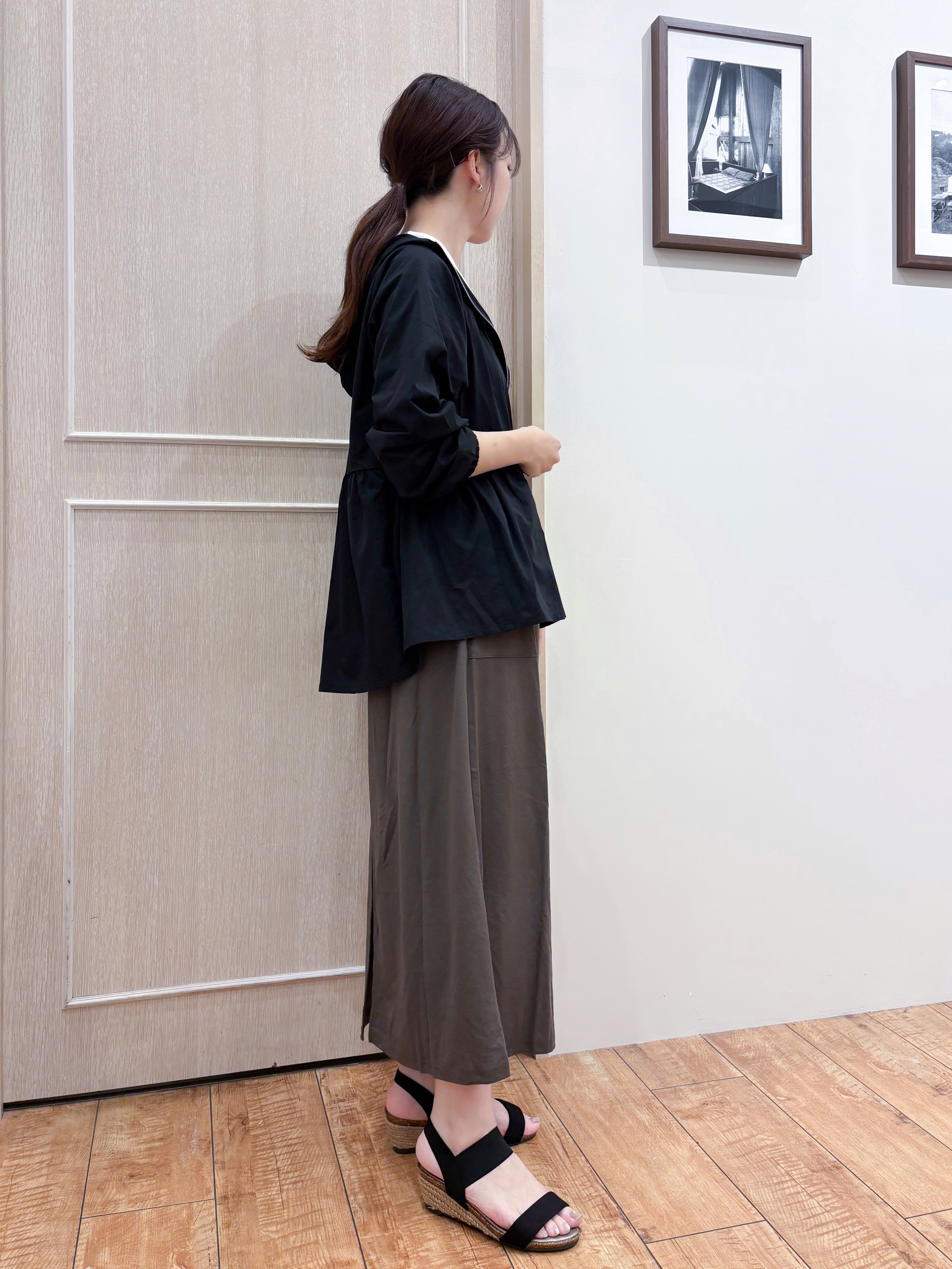 なみさんの「SHOO･LA･RUE｜【ひんやり/S-LL/体型カバー】ペプラムフリルとゴールドパーツが女性らしい UVパーカ」を使ったコーディネート