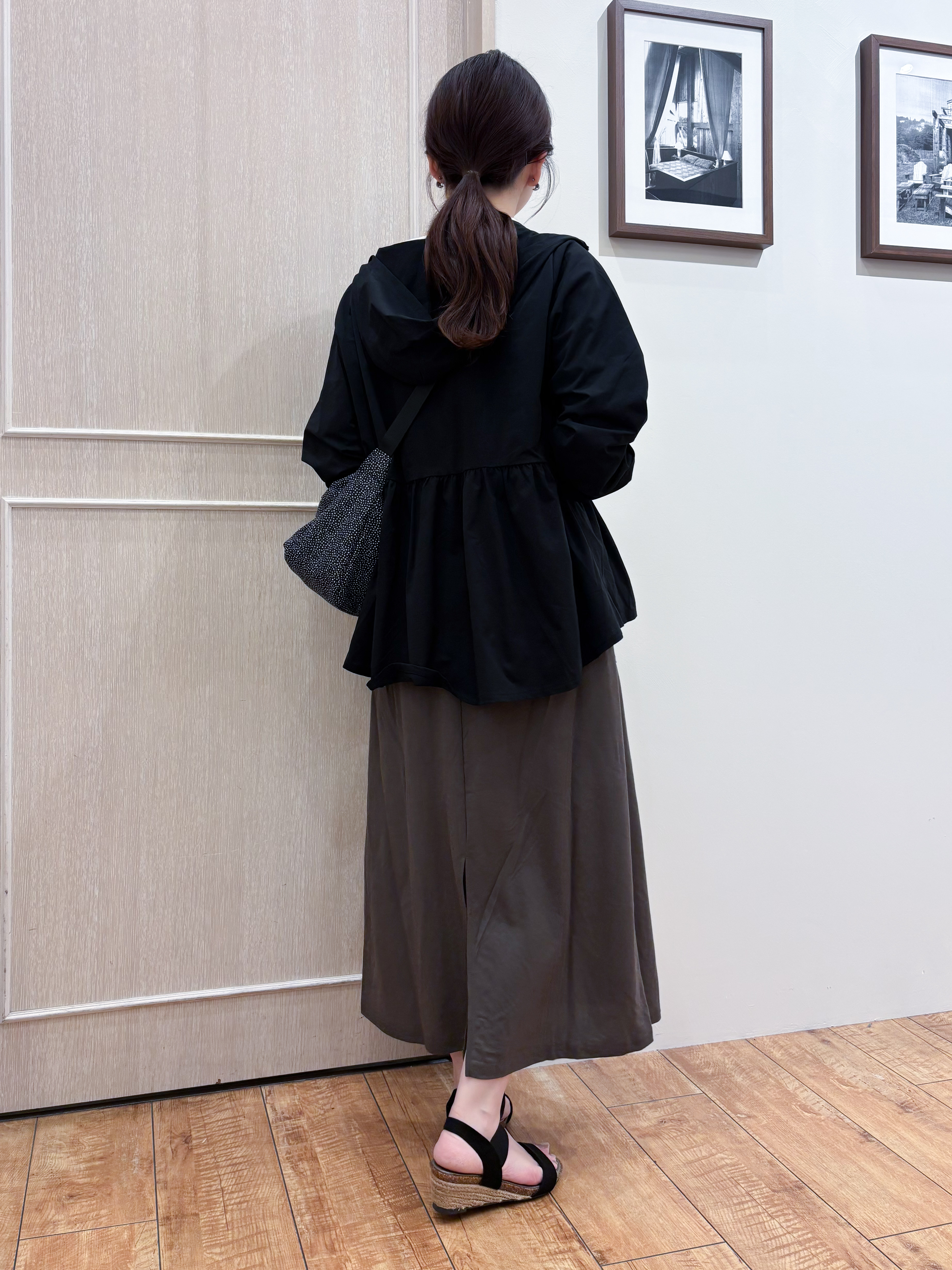 なみさんの「SHOO･LA･RUE｜【ひんやり/S-LL/体型カバー】ペプラムフリルとゴールドパーツが女性らしい UVパーカ」を使ったコーディネート