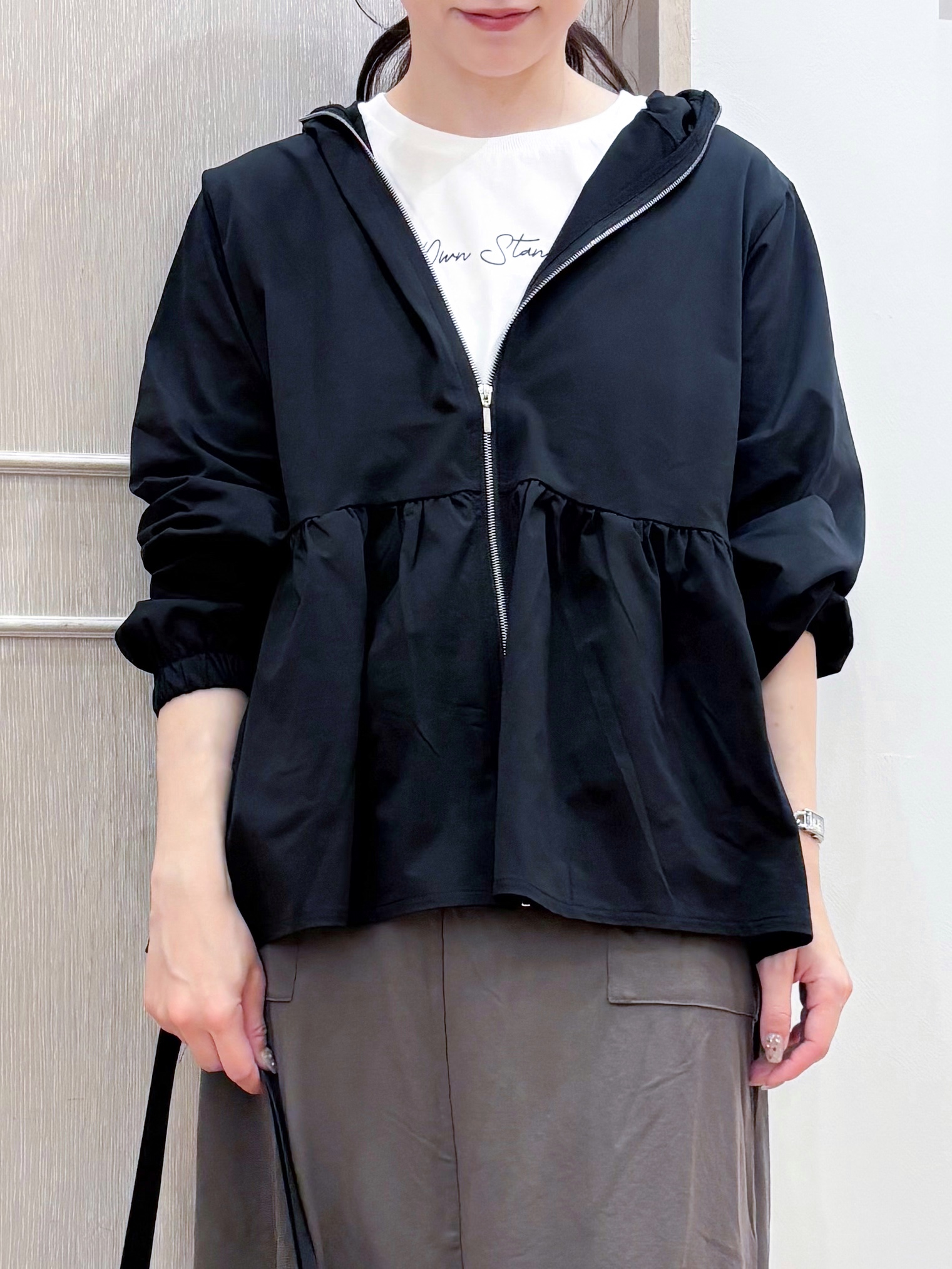 なみさんの「SHOO･LA･RUE｜【ひんやり/S-LL/体型カバー】ペプラムフリルとゴールドパーツが女性らしい UVパーカ」を使ったコーディネート