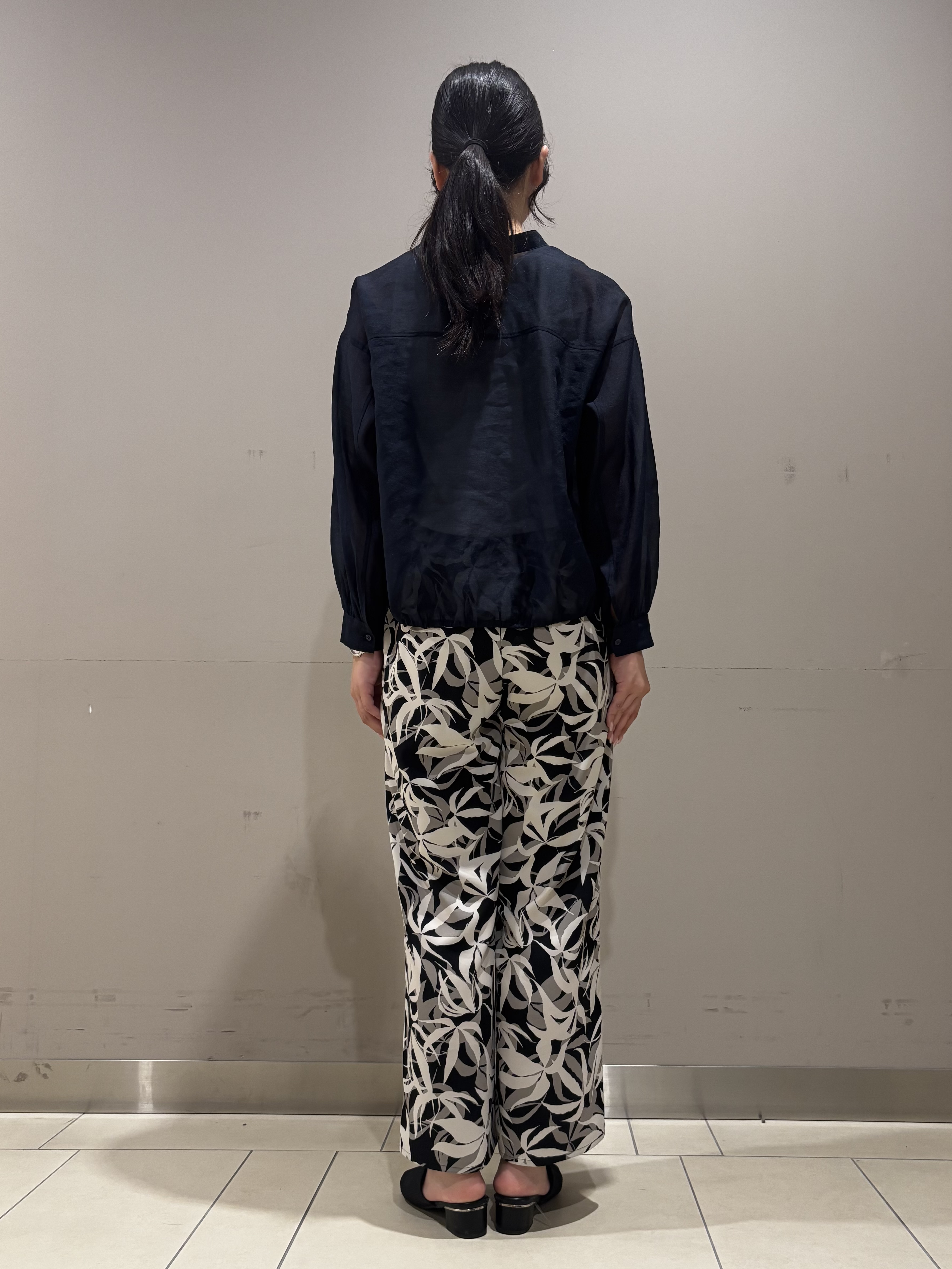 Misakiさんの「INDIVI｜【トレンド／2WAY】裾ドロスト付きシアーブラウスブルゾン」を使ったコーディネート