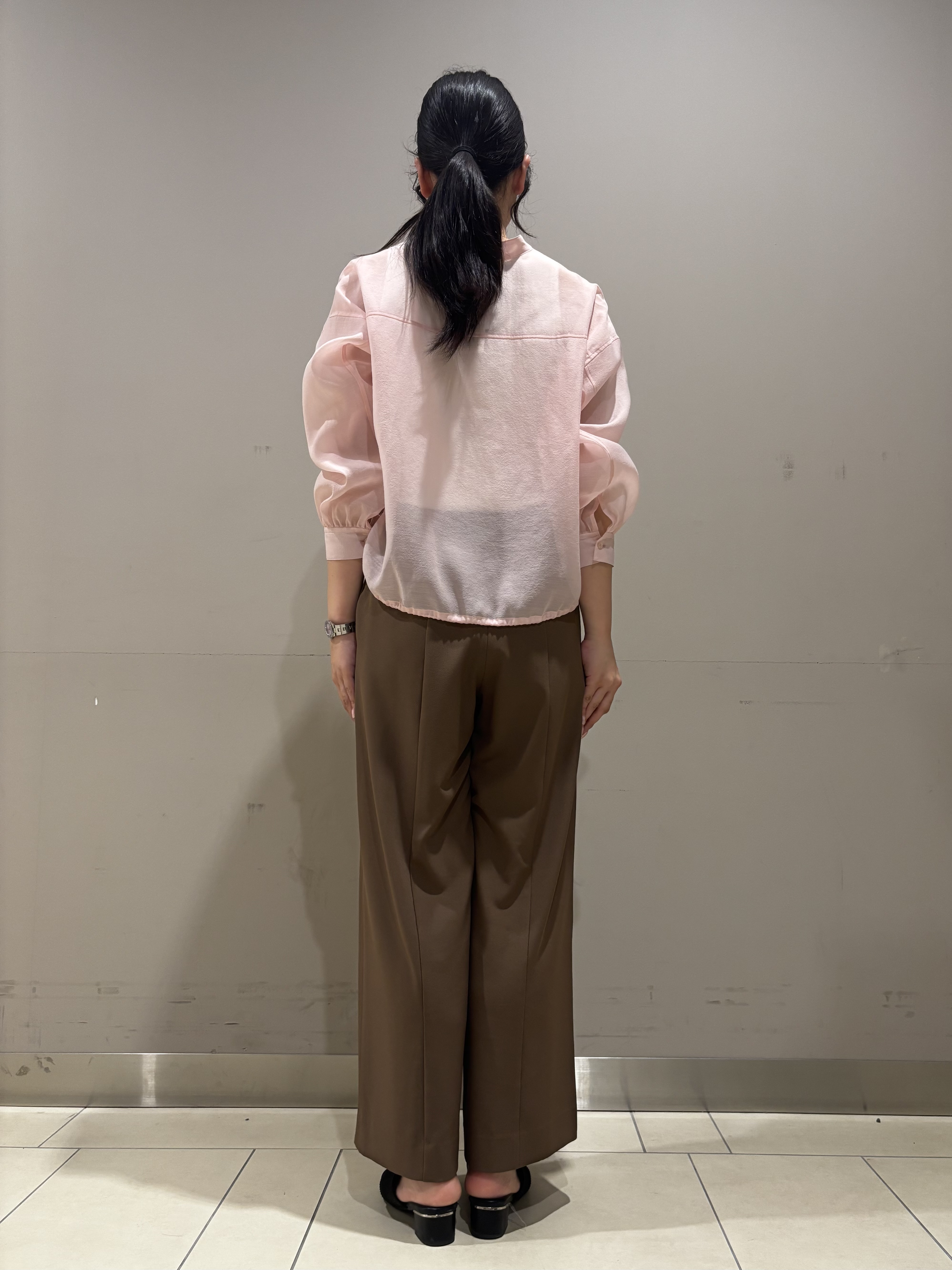 Misakiさんの「INDIVI｜【トレンド／2WAY】裾ドロスト付きシアーブラウスブルゾン」を使ったコーディネート