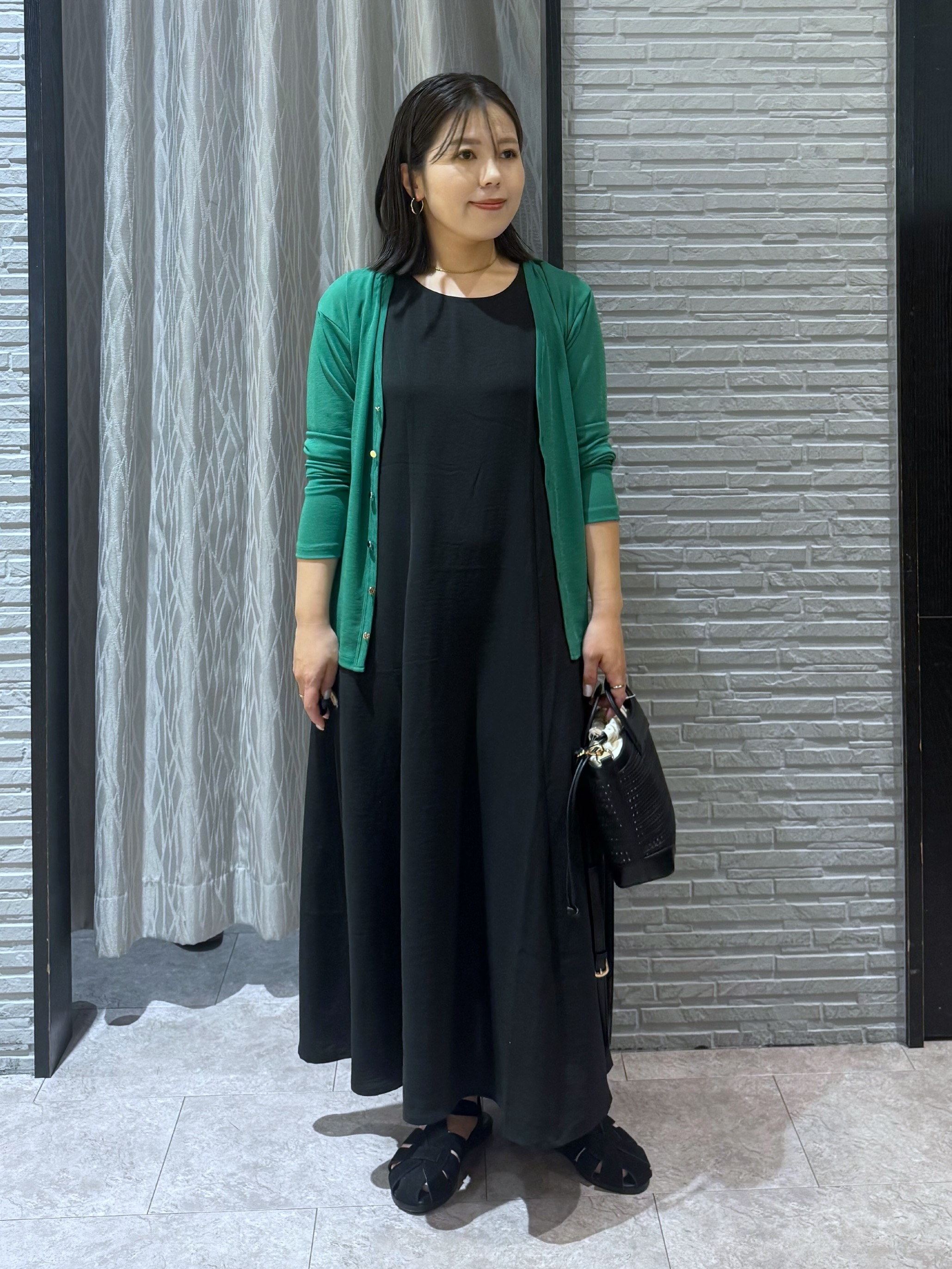 chさんの「THE SHOP TK｜シアーフライスVカーデ」を使ったコーディネート