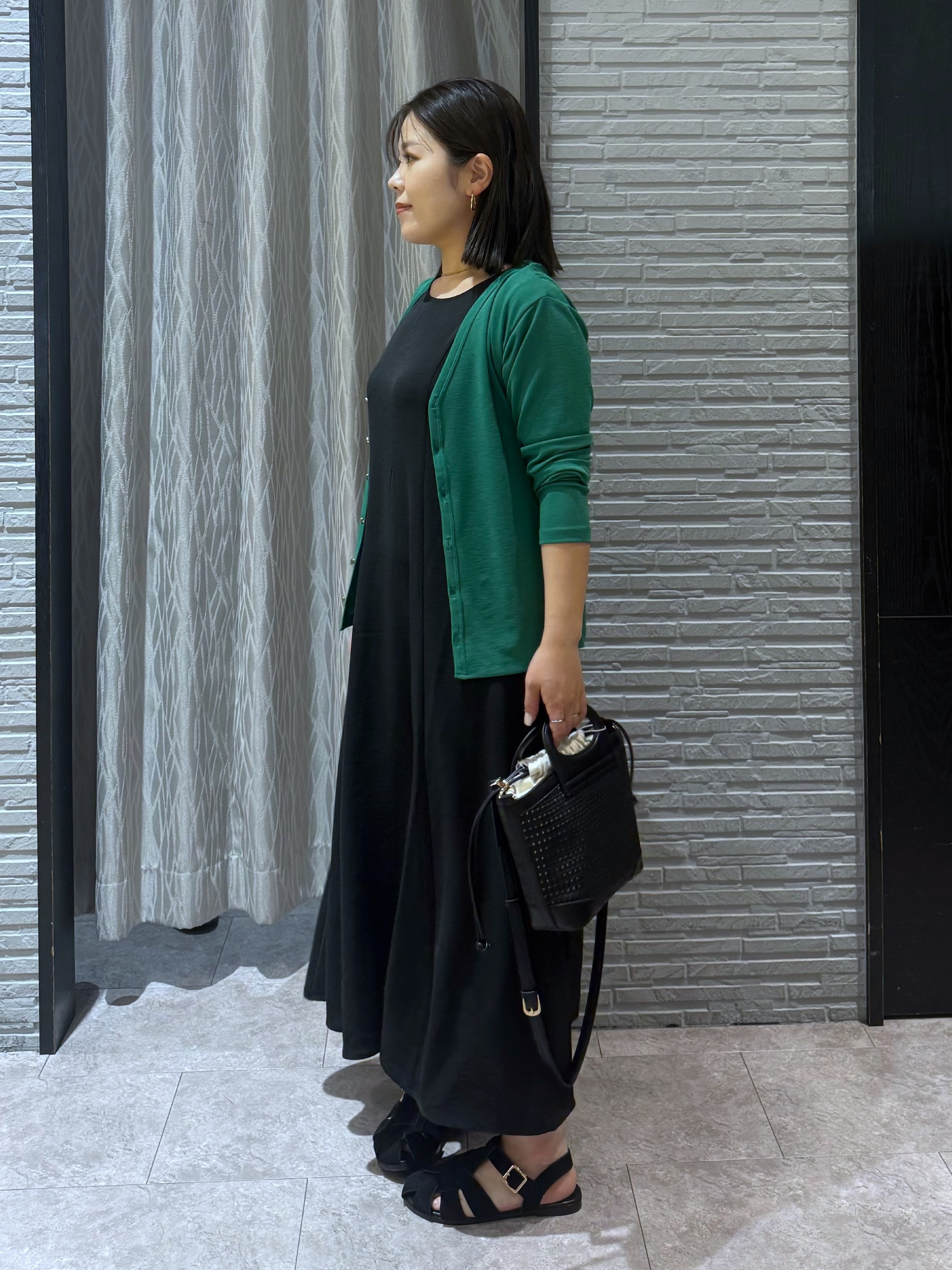 chさんの「THE SHOP TK｜シアーフライスVカーデ」を使ったコーディネート