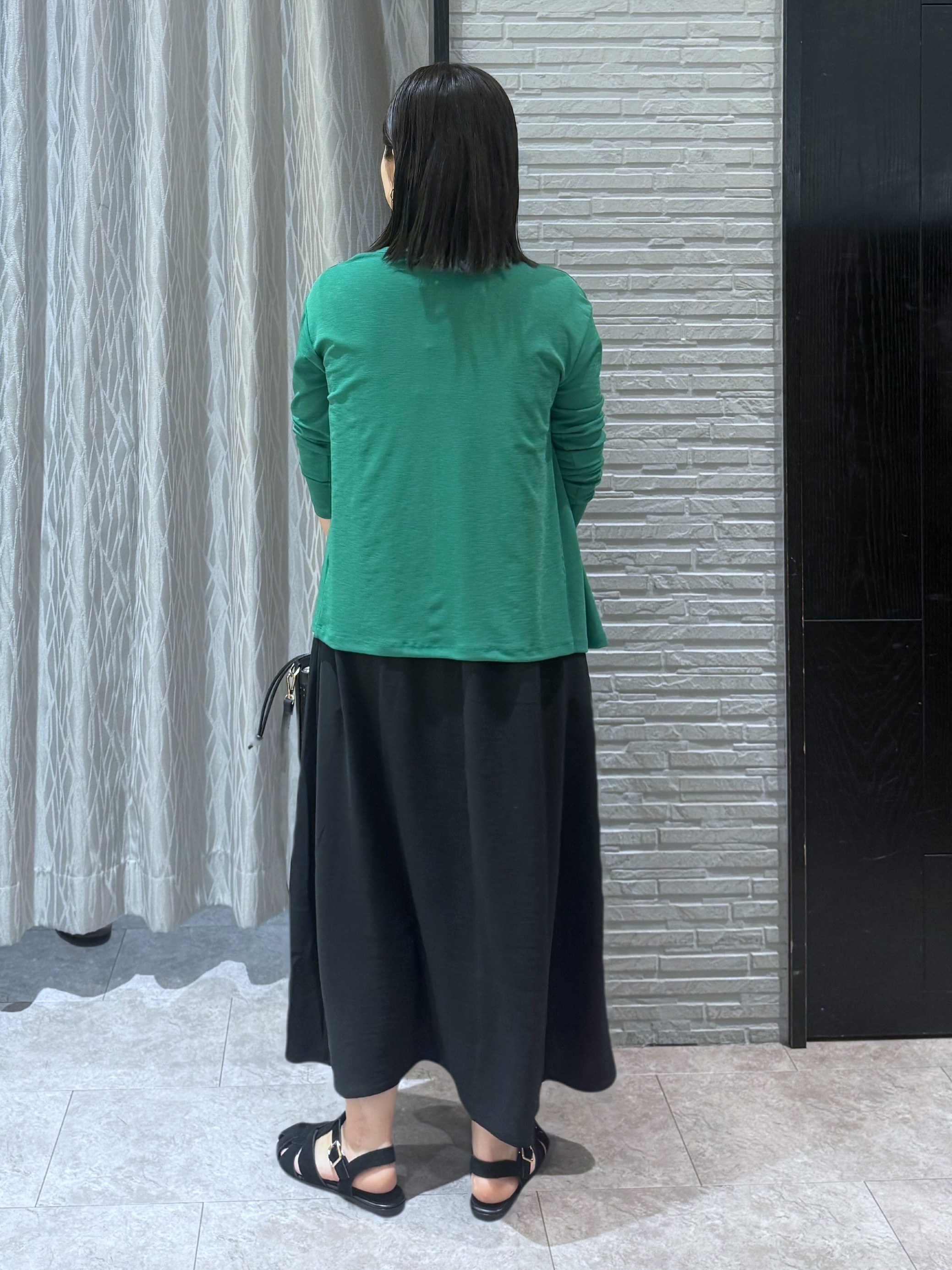 chさんの「THE SHOP TK｜シアーフライスVカーデ」を使ったコーディネート