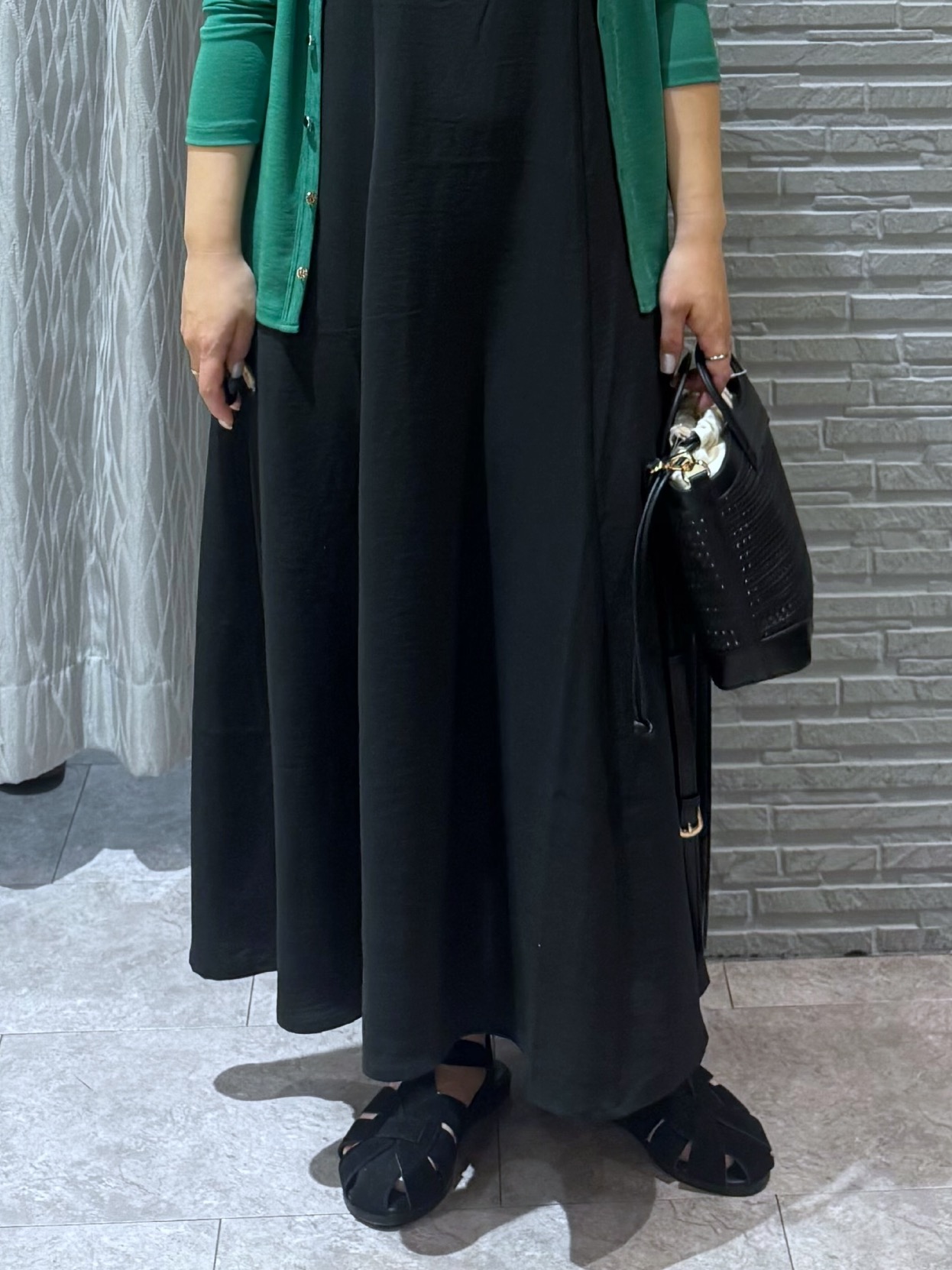 chさんの「THE SHOP TK｜シアーフライスVカーデ」を使ったコーディネート