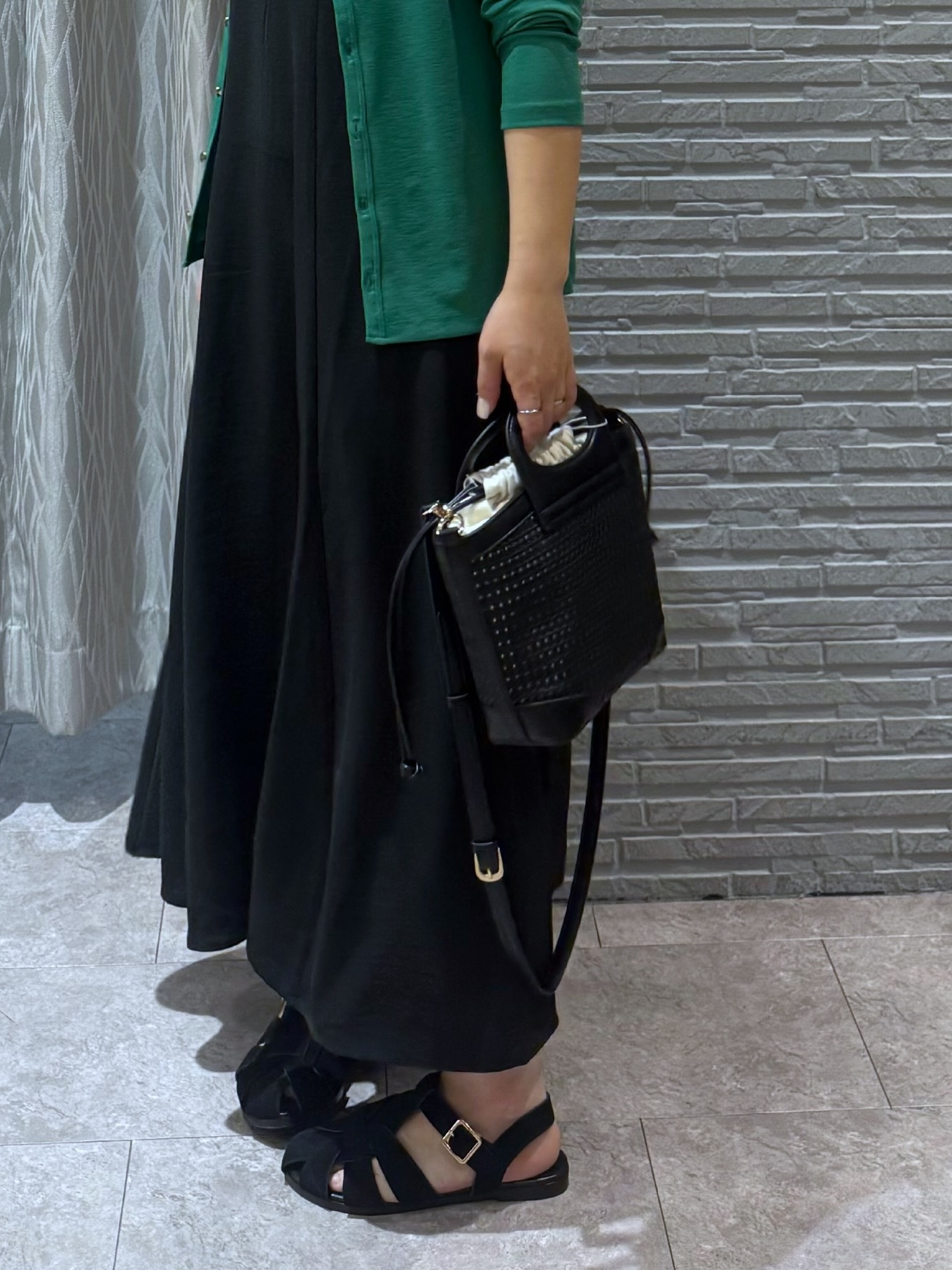chさんの「THE SHOP TK｜シアーフライスVカーデ」を使ったコーディネート