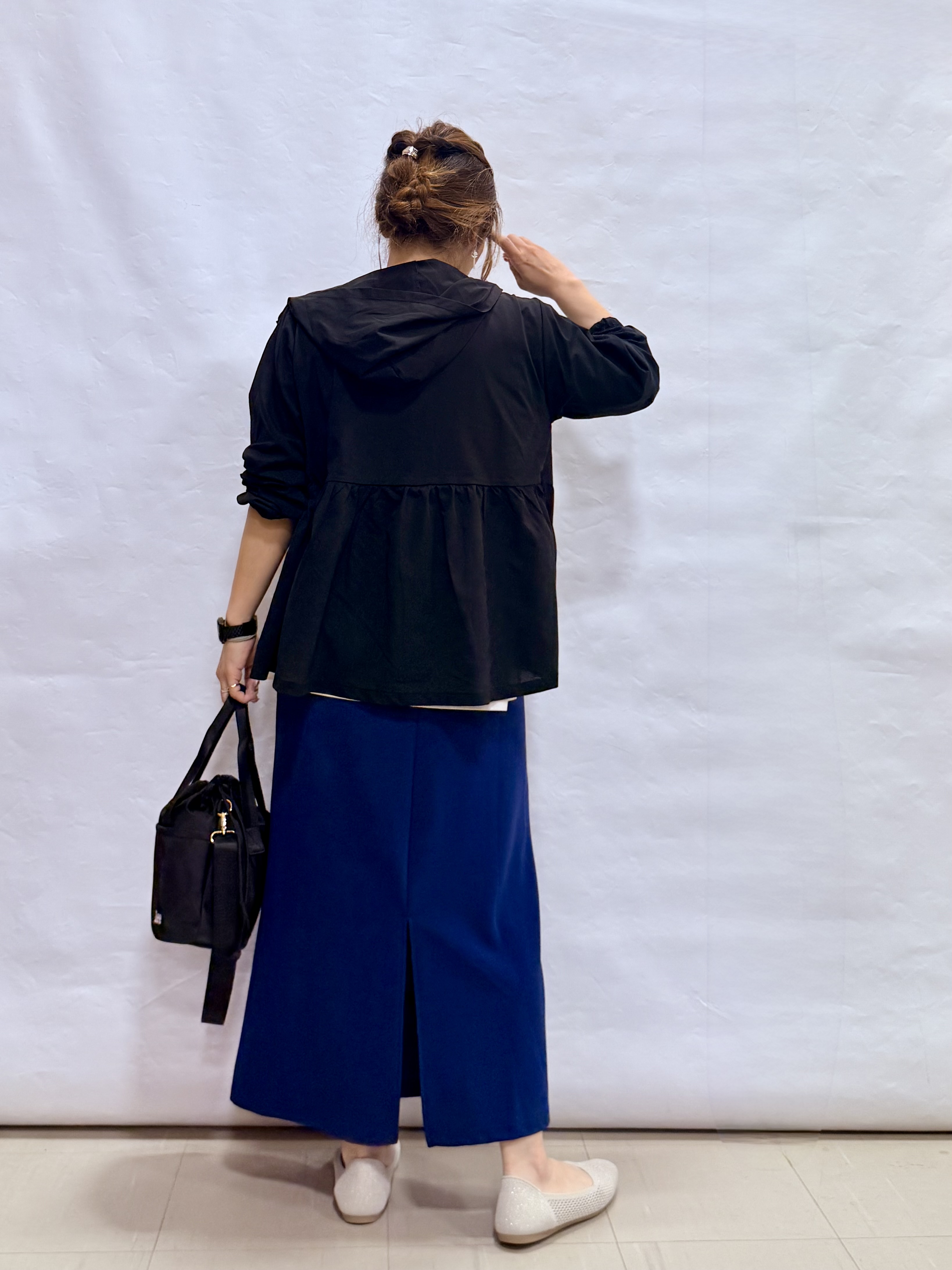 fuuさんの「SHOO･LA･RUE｜【ひんやり/S-LL/体型カバー】ペプラムフリルとゴールドパーツが女性らしい UVパーカ」を使ったコーディネート