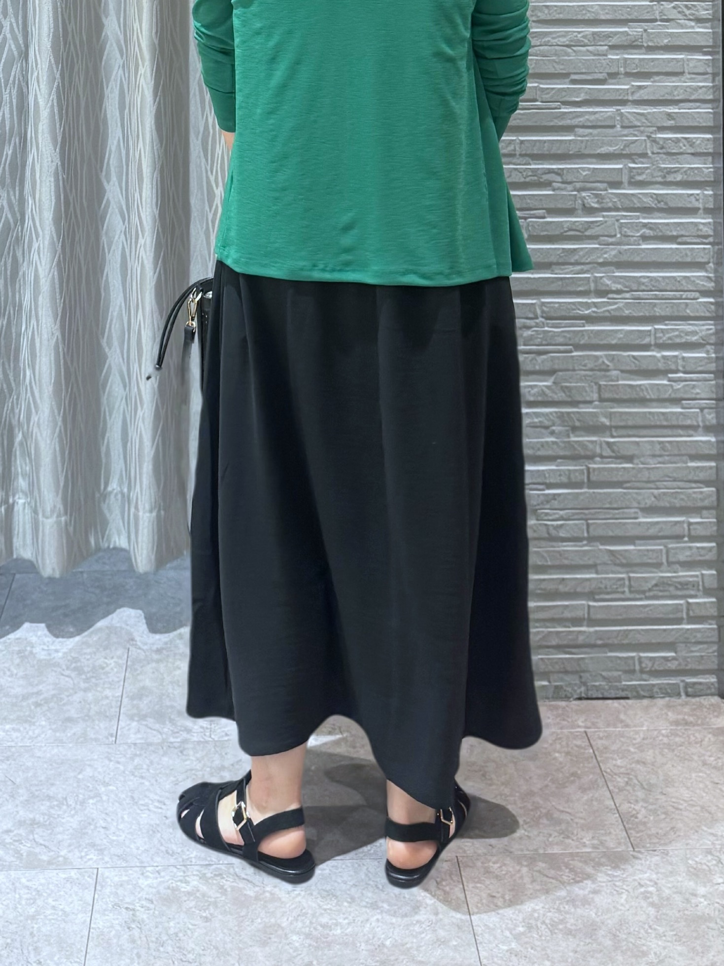 chさんの「THE SHOP TK｜シアーフライスVカーデ」を使ったコーディネート