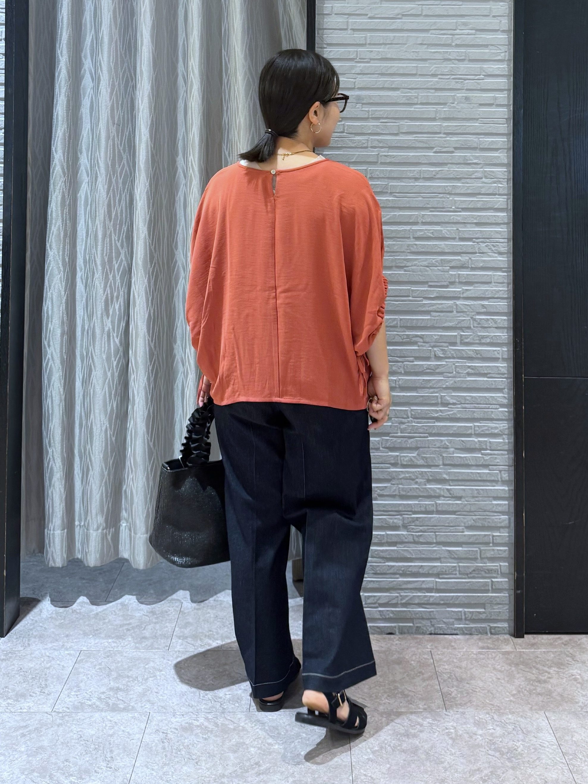 chさんの「THE SHOP TK｜【ひんやり/防しわ/UV/吸水速乾】袖ドロストドルマントップス」を使ったコーディネート