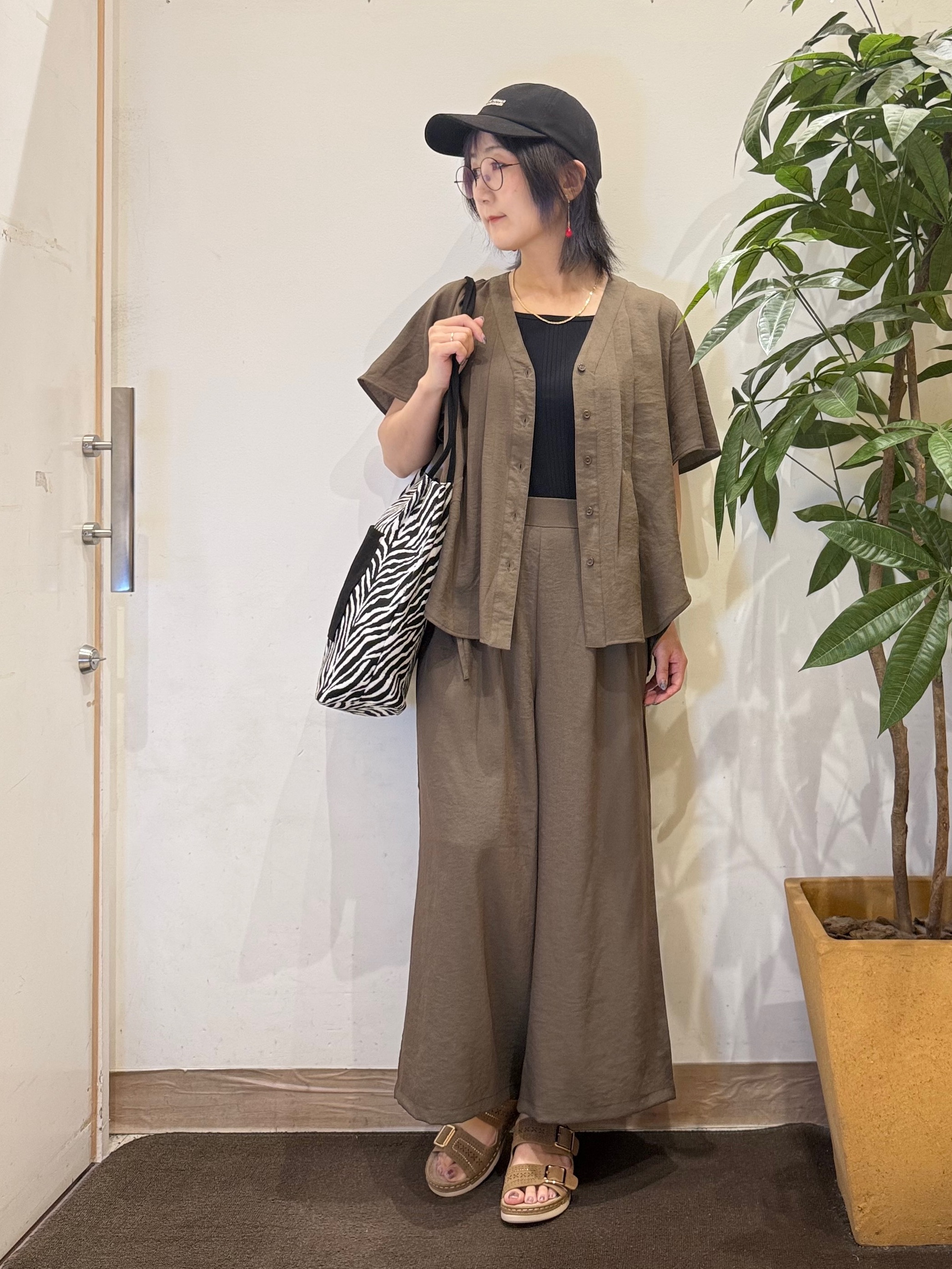 misakiさんの「SHOO･LA･RUE｜【セットアップ可/洗濯機可】サラっと着られる 麻調Ⅴネックタックブラウス」を使ったコーディネート