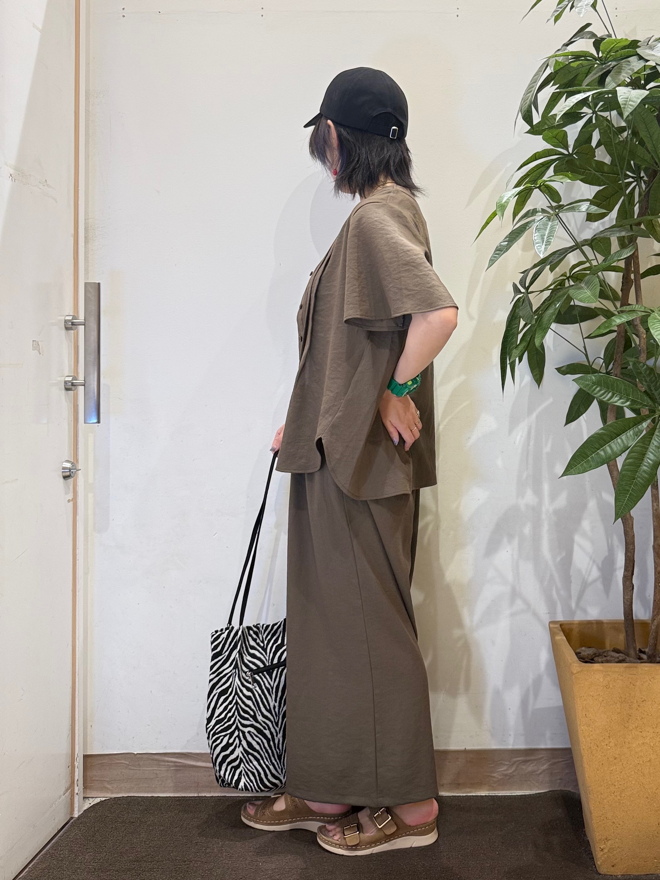 misakiさんの「SHOO･LA･RUE｜【セットアップ可/洗濯機可】サラっと着られる 麻調Ⅴネックタックブラウス」を使ったコーディネート