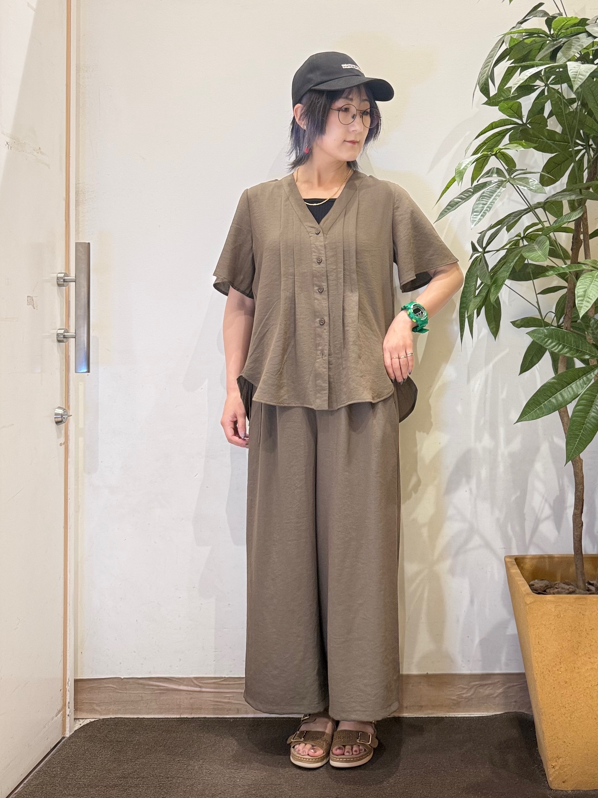 misakiさんの「SHOO･LA･RUE｜【セットアップ可/洗濯機可】サラっと着られる 麻調Ⅴネックタックブラウス」を使ったコーディネート