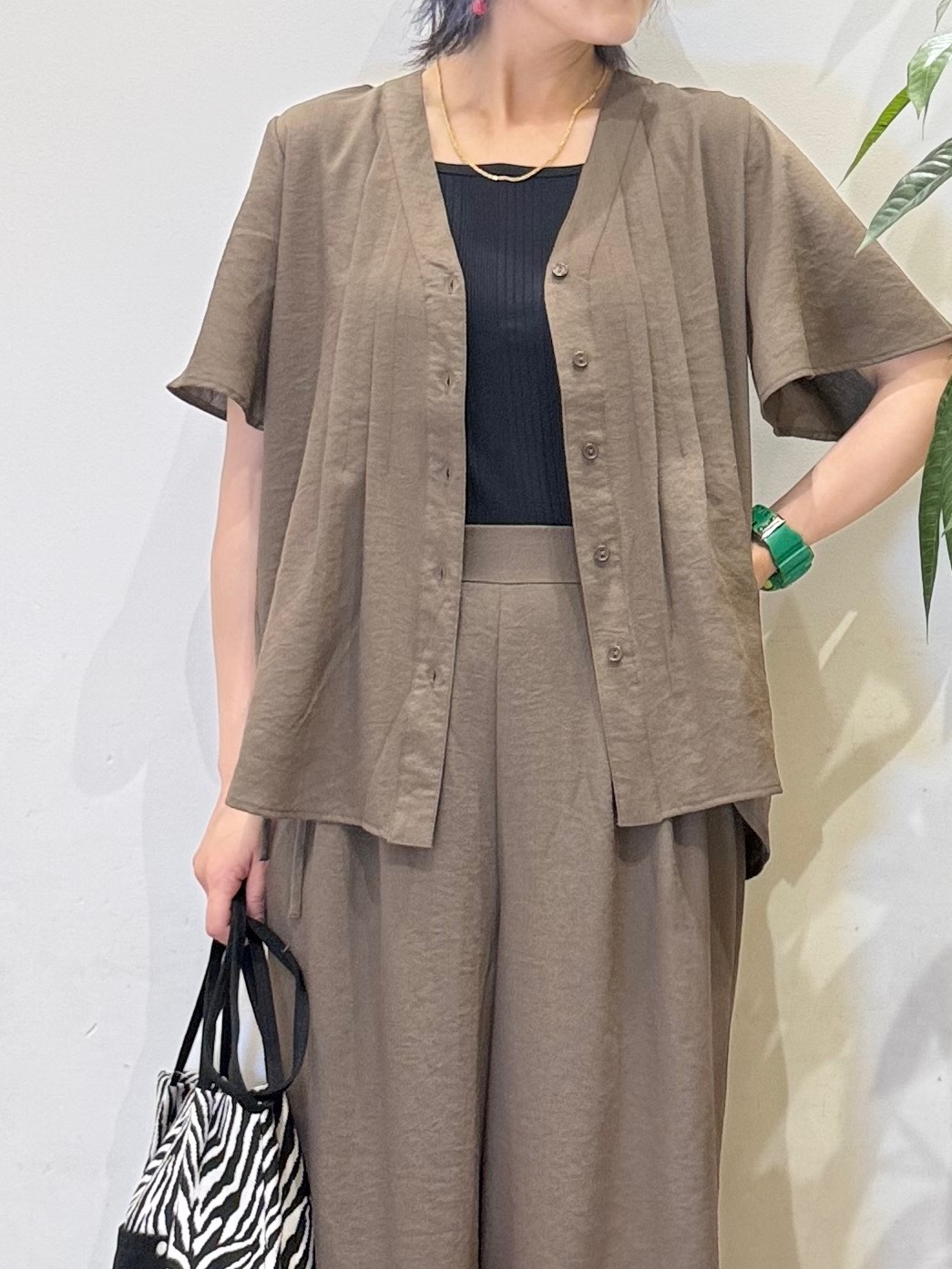 misakiさんの「SHOO･LA･RUE｜【セットアップ可/洗濯機可】サラっと着られる 麻調Ⅴネックタックブラウス」を使ったコーディネート