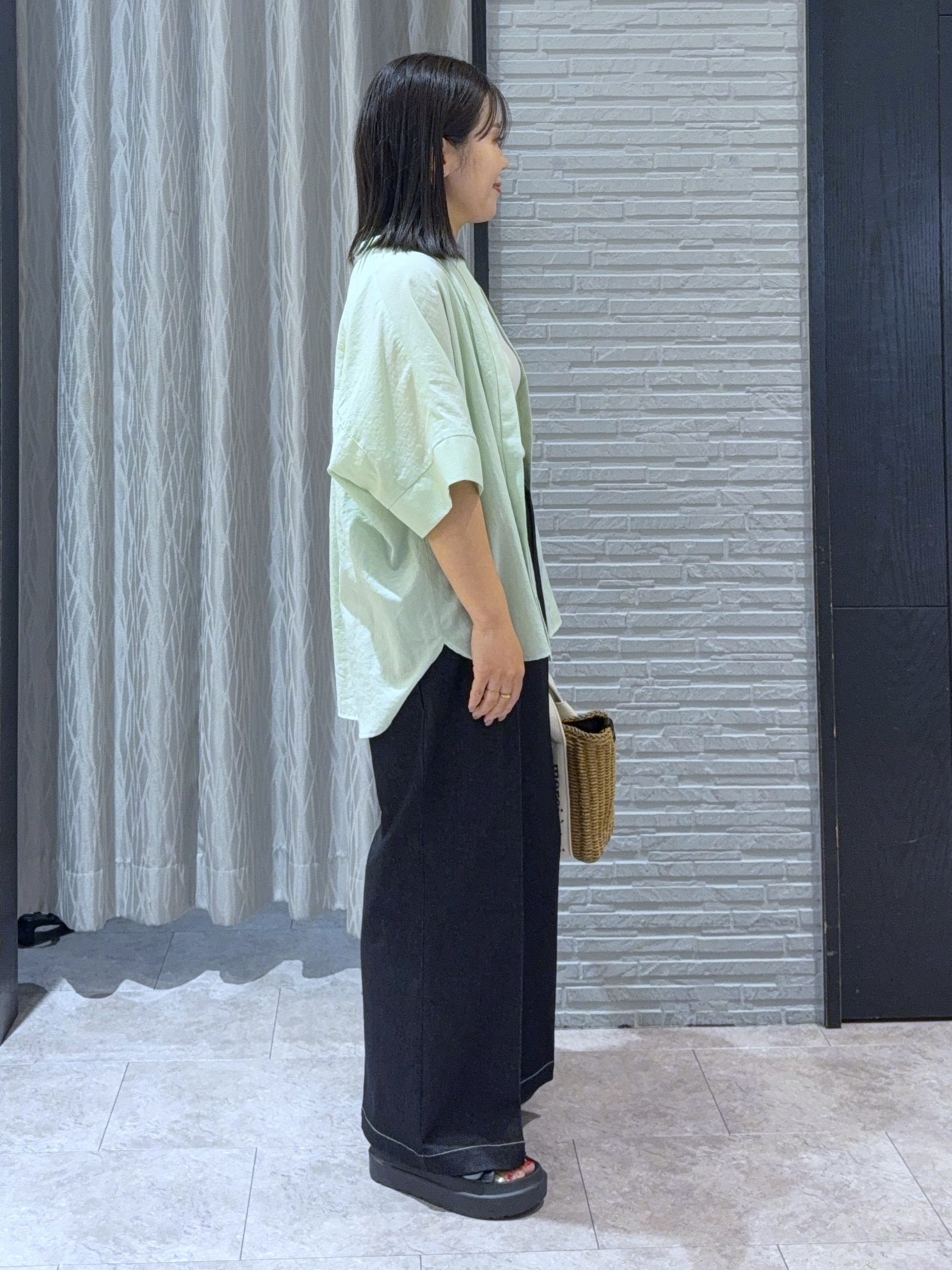 chさんの「THE SHOP TK｜【高レビュー/体型カバー】さらっと快適 ドルマン5分袖ブラウス」を使ったコーディネート