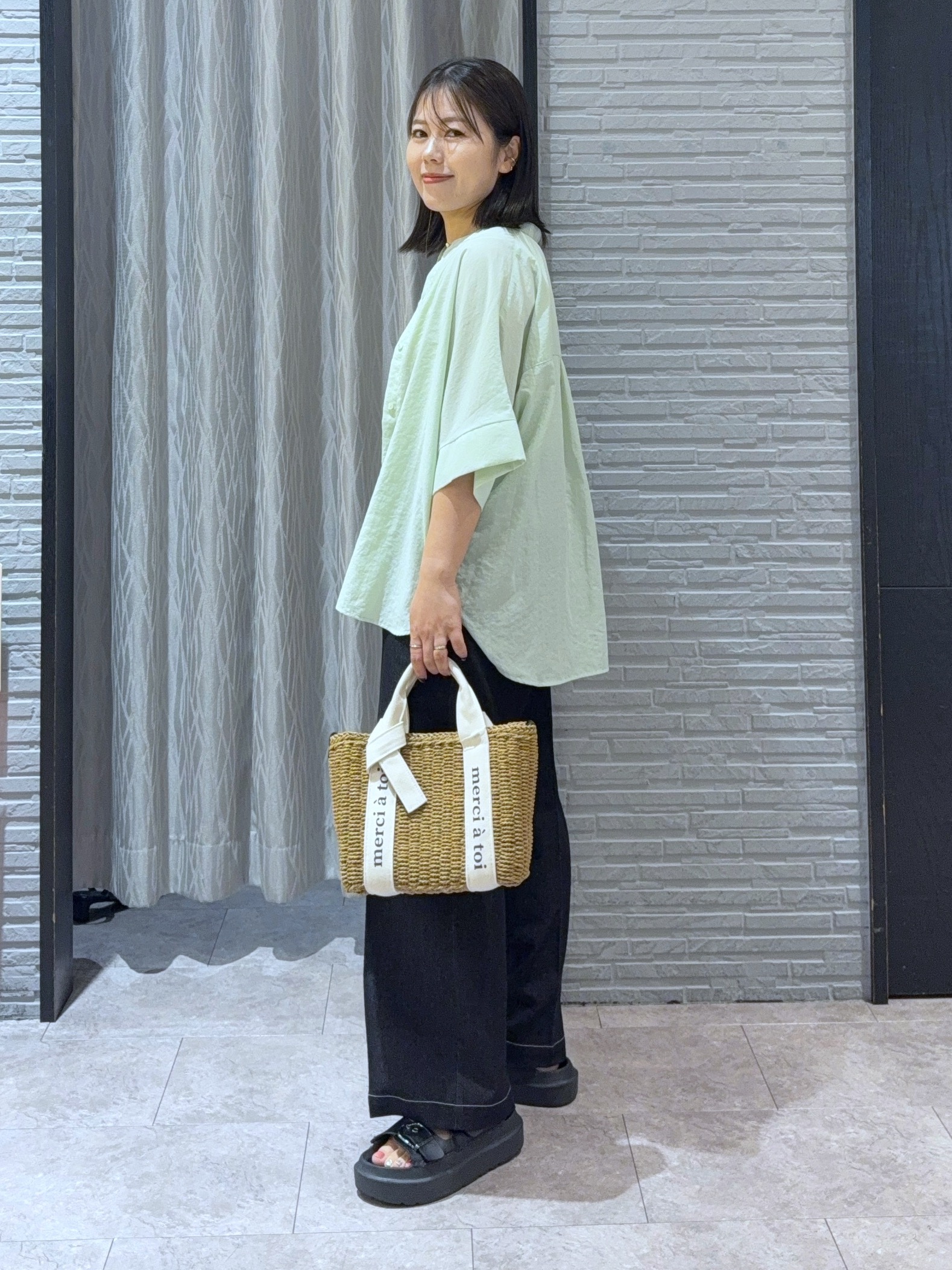 chさんの「THE SHOP TK｜【高レビュー/体型カバー】さらっと快適 ドルマン5分袖ブラウス」を使ったコーディネート