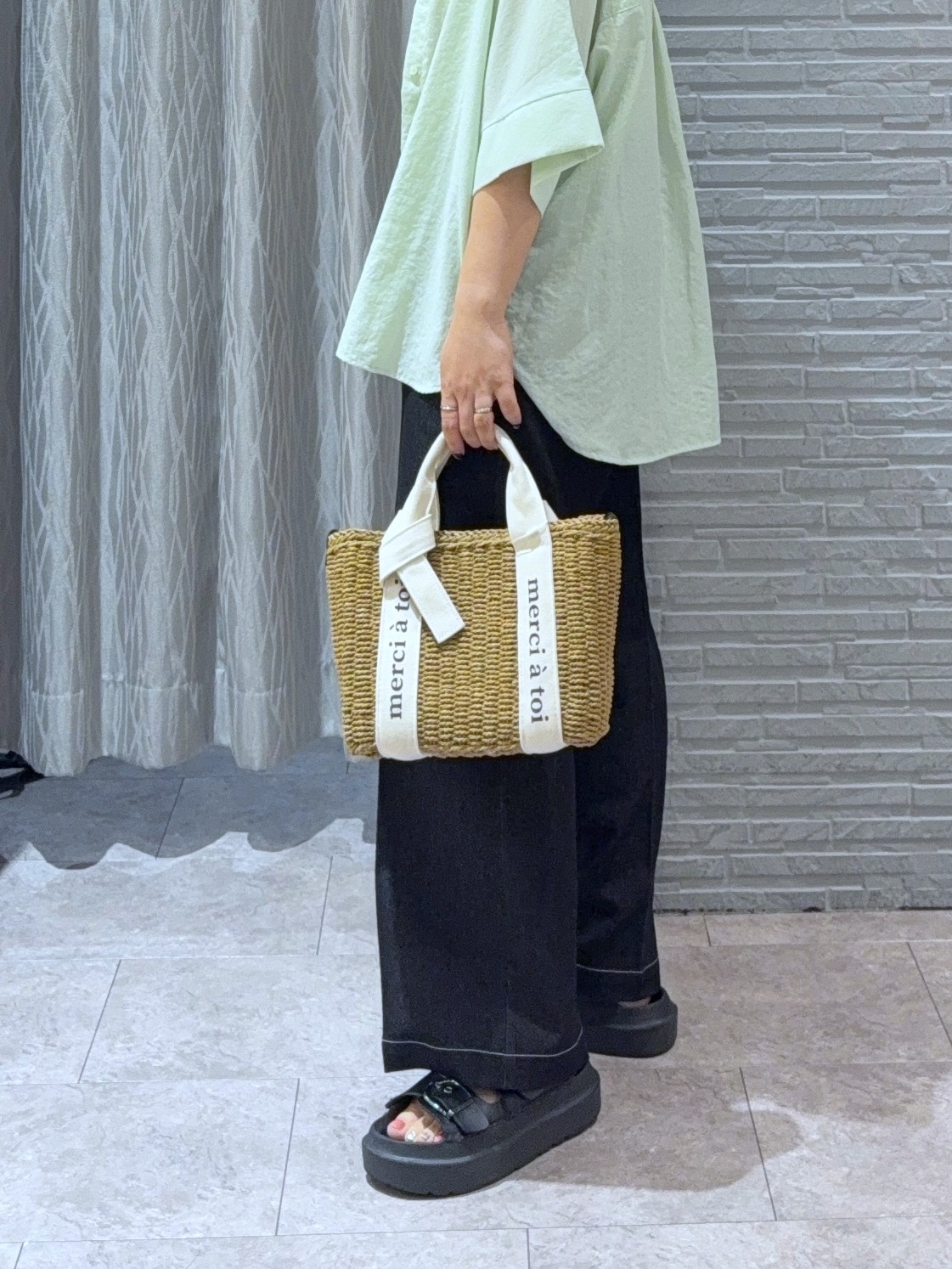 chさんの「THE SHOP TK｜【高レビュー/体型カバー】さらっと快適 ドルマン5分袖ブラウス」を使ったコーディネート