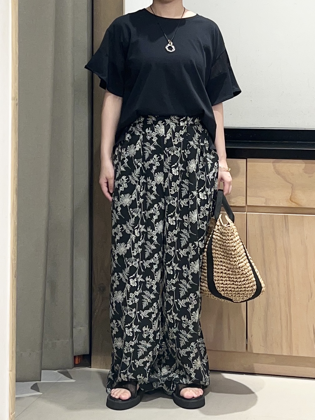 かのさんの「THE SHOP TK｜【ひんやりさらさら】軽やかに揺れる シアーフレアスリーブTシャツ」を使ったコーディネート