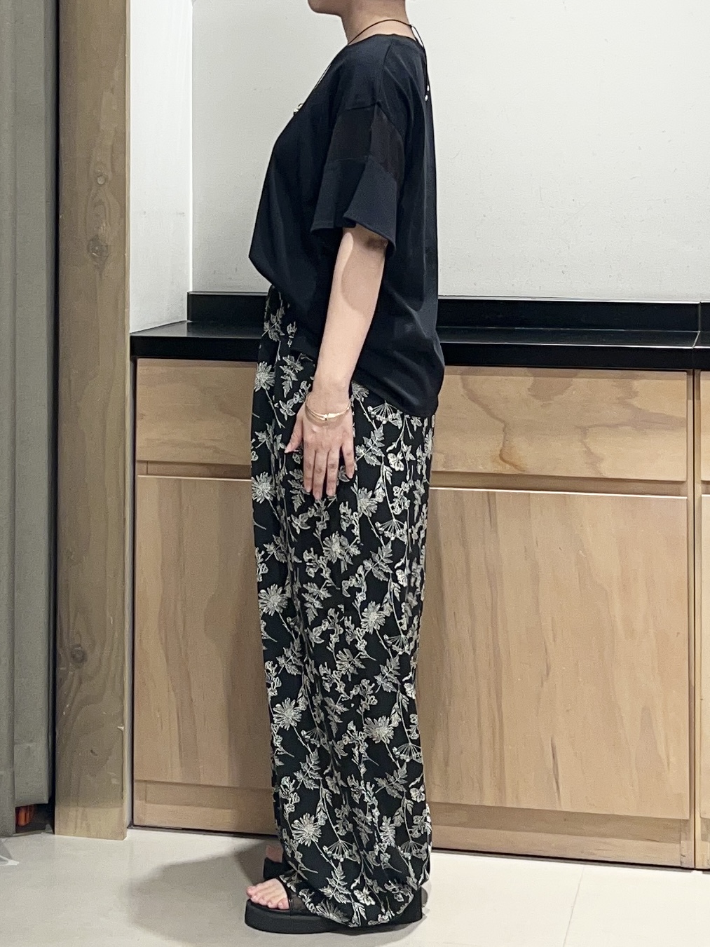 かのさんの「THE SHOP TK｜【ひんやりさらさら】軽やかに揺れる シアーフレアスリーブTシャツ」を使ったコーディネート