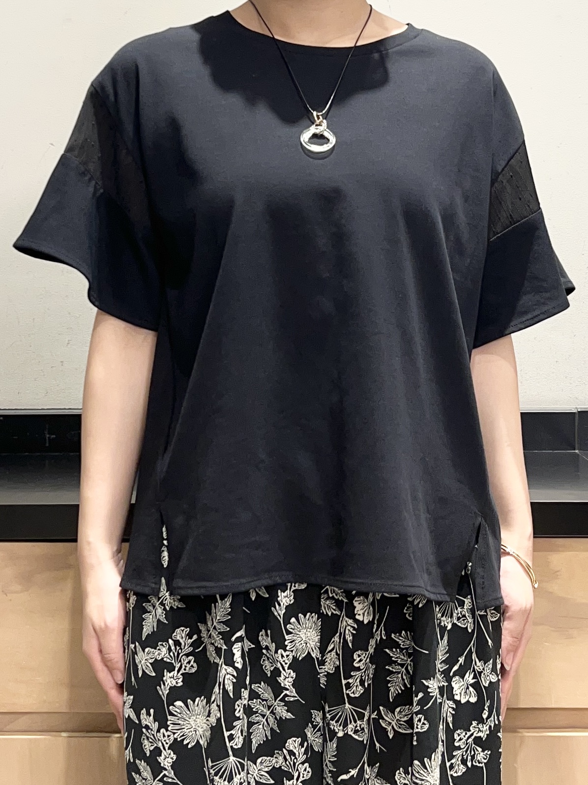かのさんの「THE SHOP TK｜【ひんやりさらさら】軽やかに揺れる シアーフレアスリーブTシャツ」を使ったコーディネート