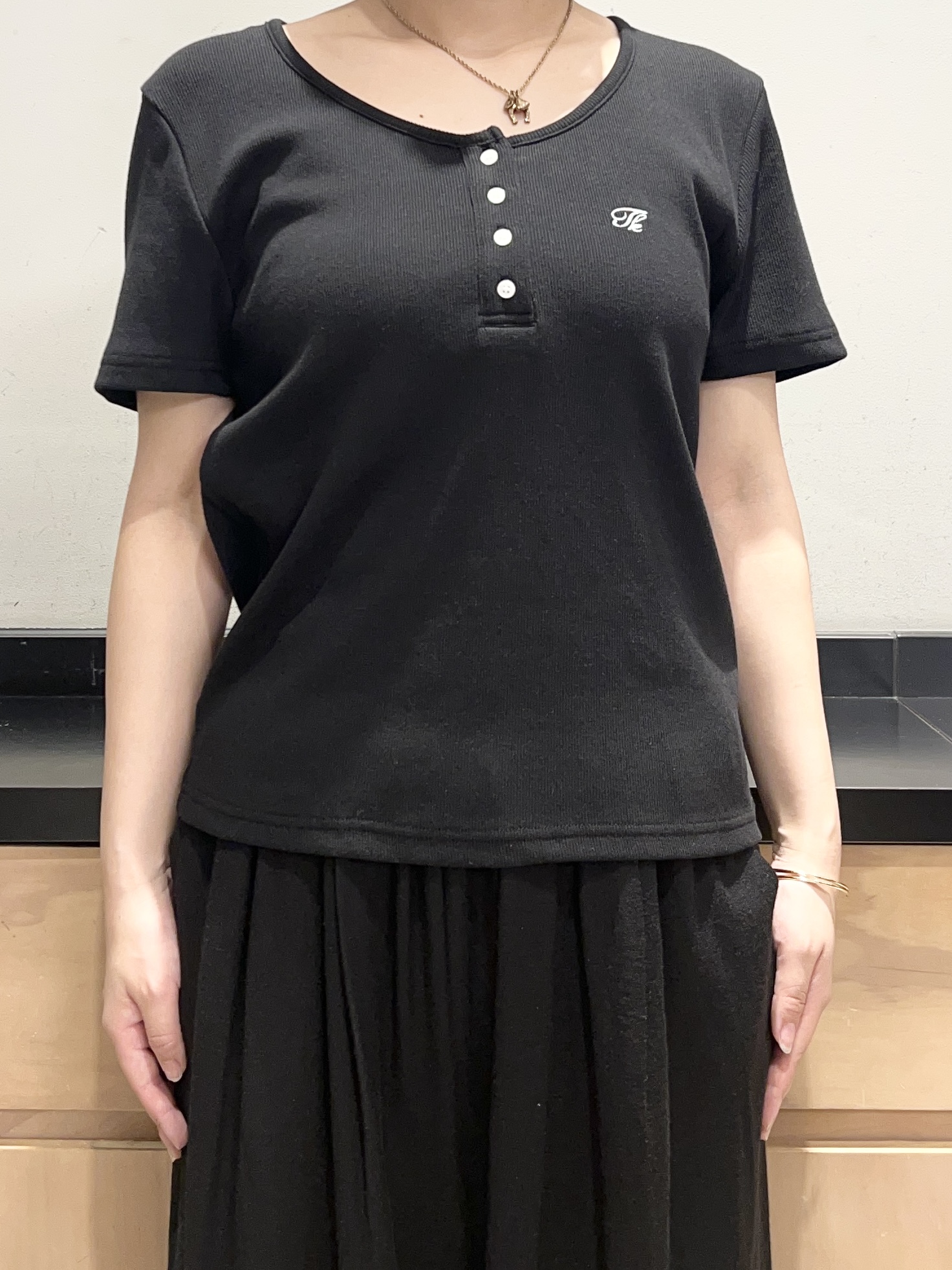 かのさんの「THE SHOP TK｜ヘンリーネック ワンポイント刺繍トップス」を使ったコーディネート