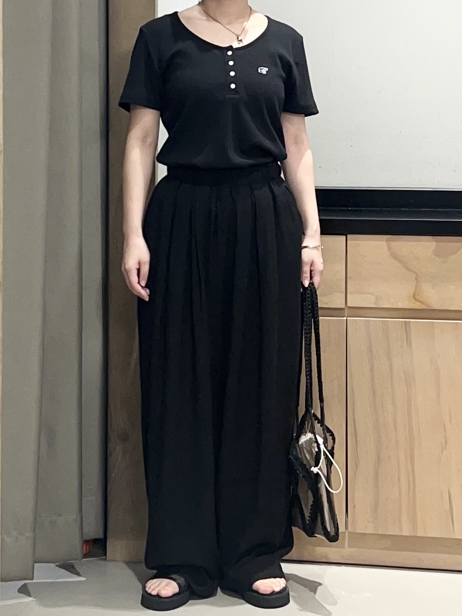 かのさんの「THE SHOP TK｜ヘンリーネック ワンポイント刺繍トップス」を使ったコーディネート