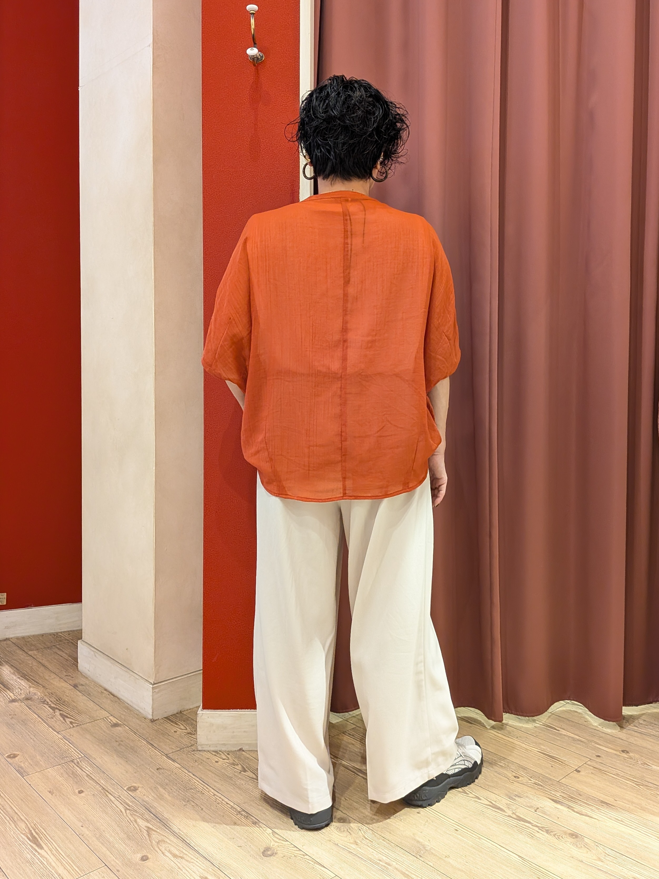 cameさんの「SHOO･LA･RUE｜【洗濯機可/選べる6色】程よいシアー感が涼し気 ゆったりワッシャードルマンブラウス」を使ったコーディネート