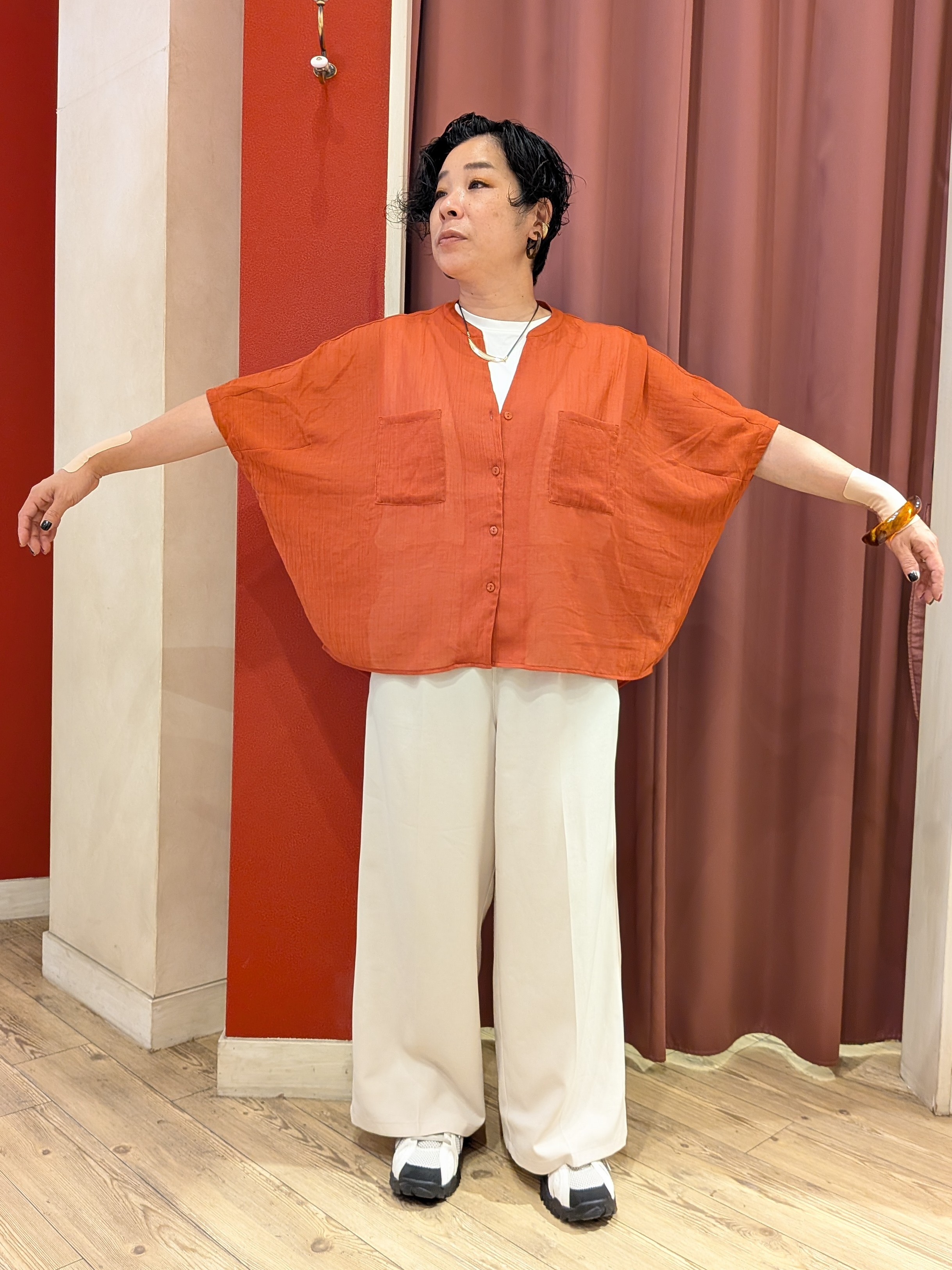 cameさんの「SHOO･LA･RUE｜【洗濯機可/選べる6色】程よいシアー感が涼し気 ゆったりワッシャードルマンブラウス」を使ったコーディネート