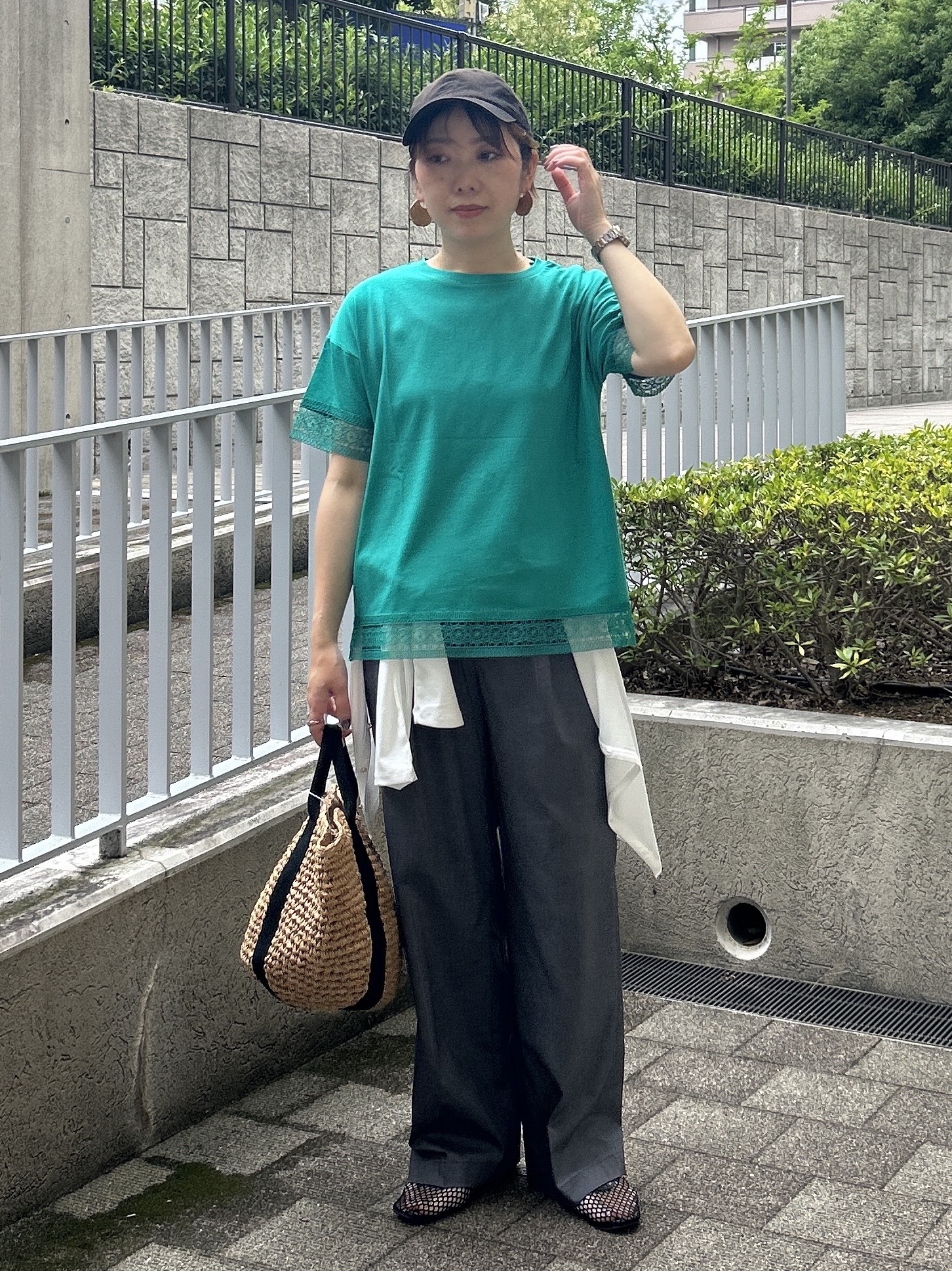 ga_riさんの「THE SHOP TK｜【インせず着られる】モチーフレース切替Tシャツ」を使ったコーディネート