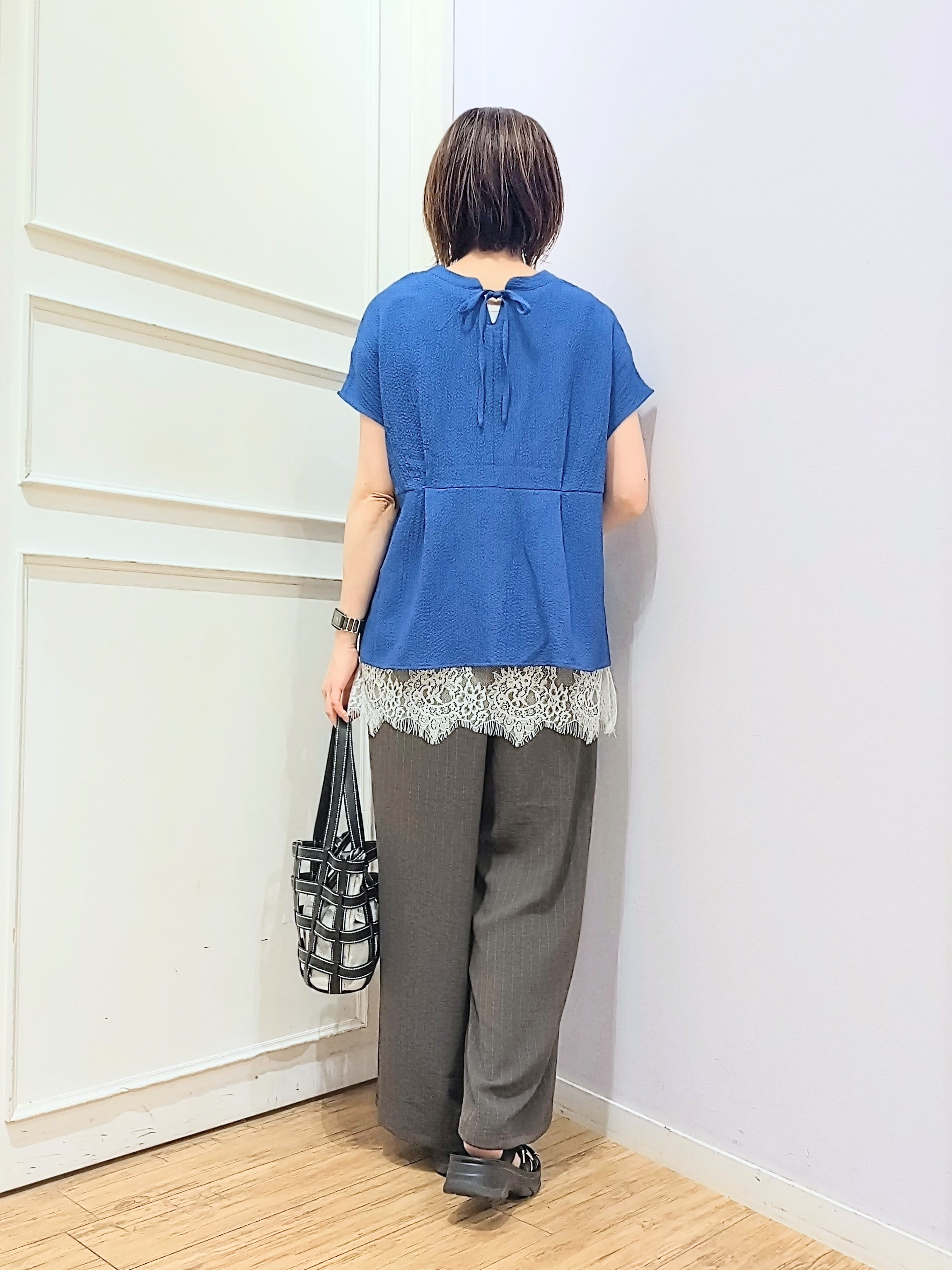 miomioさんの「SHOO･LA･RUE｜【前後2WAY/S-LL/洗濯機可】インしない リボンがアクセント ウエストタックブラウス」を使ったコーディネート