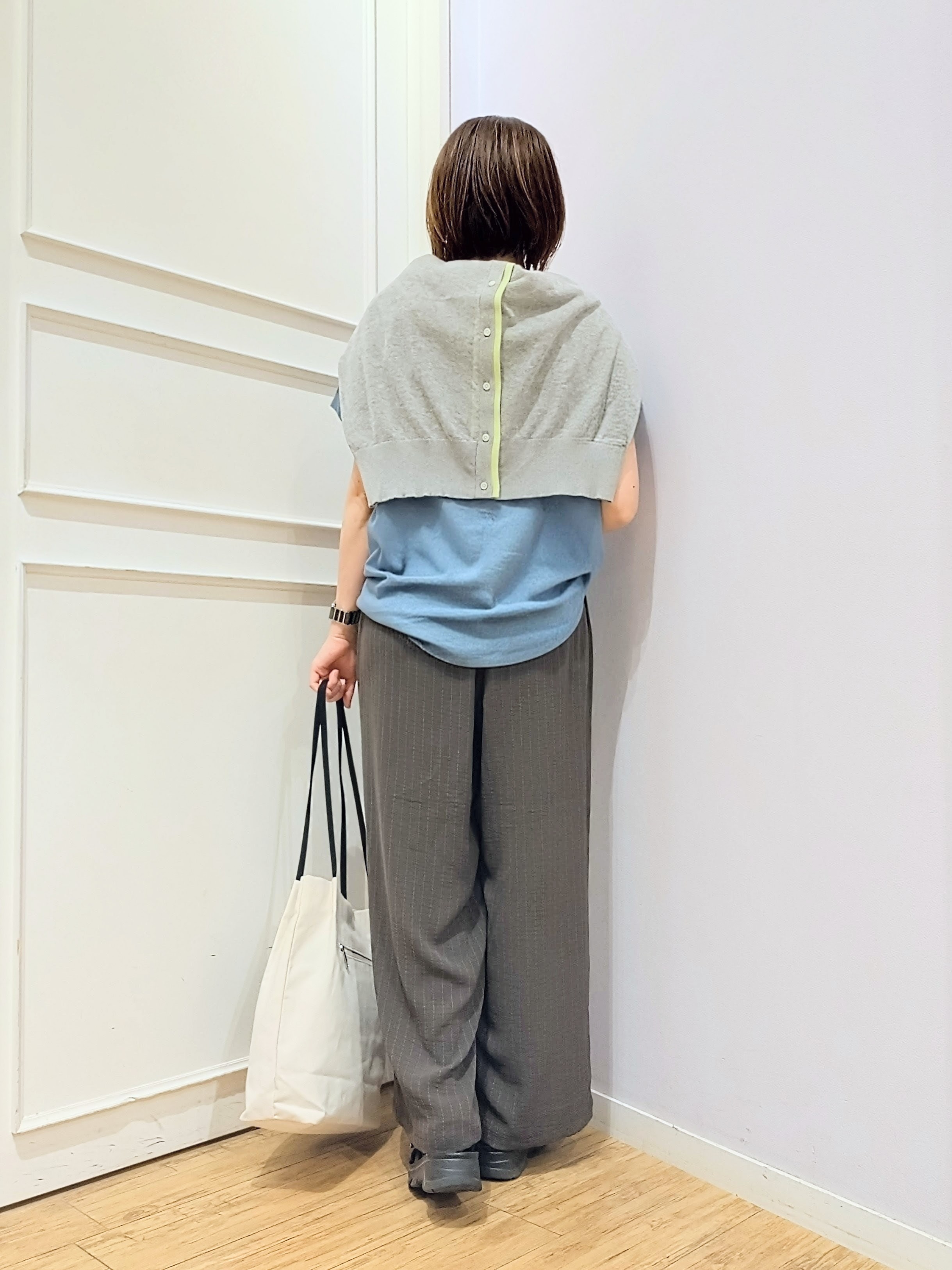 miomioさんの「SHOO･LA･RUE｜【汗じみ防止/ひんやり/体型カバー】真夏でも安心。汗じみが気にならない 大人の刺繍ロゴTシャツ」を使ったコーディネート