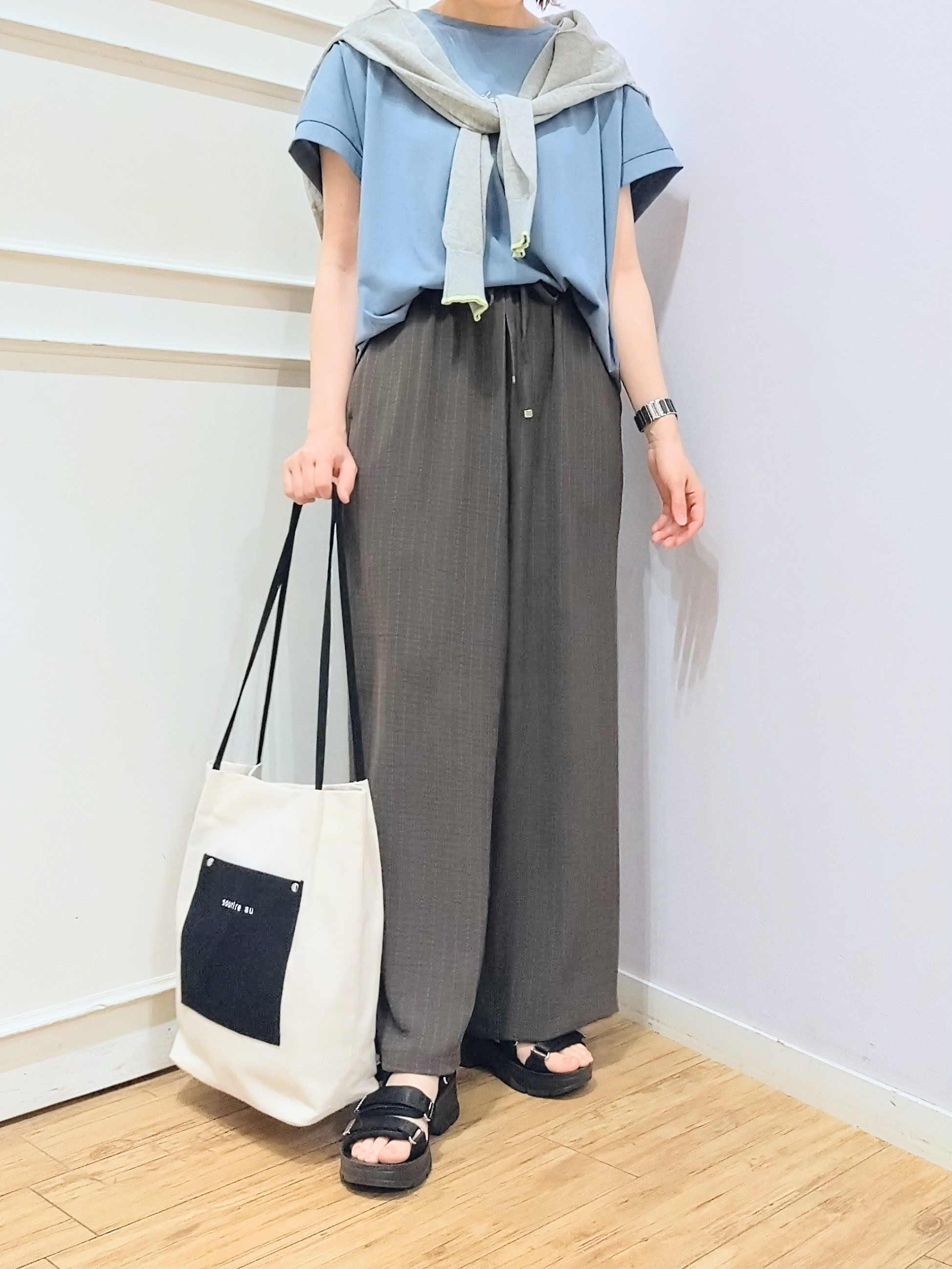 miomioさんの「SHOO･LA･RUE｜【汗じみ防止/ひんやり/体型カバー】真夏でも安心。汗じみが気にならない 大人の刺繍ロゴTシャツ」を使ったコーディネート