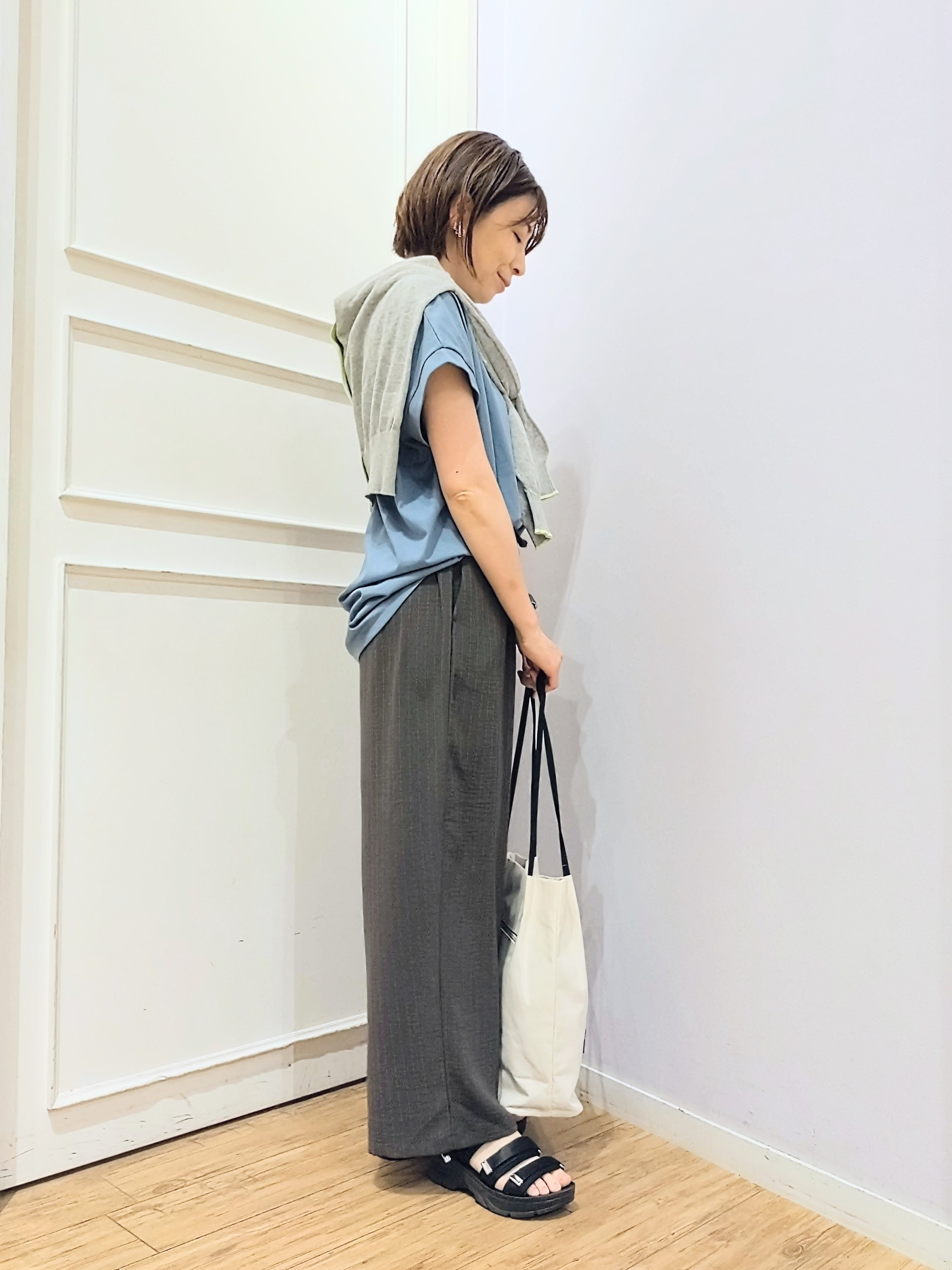 miomioさんの「SHOO･LA･RUE｜【汗じみ防止/ひんやり/体型カバー】真夏でも安心。汗じみが気にならない 大人の刺繍ロゴTシャツ」を使ったコーディネート