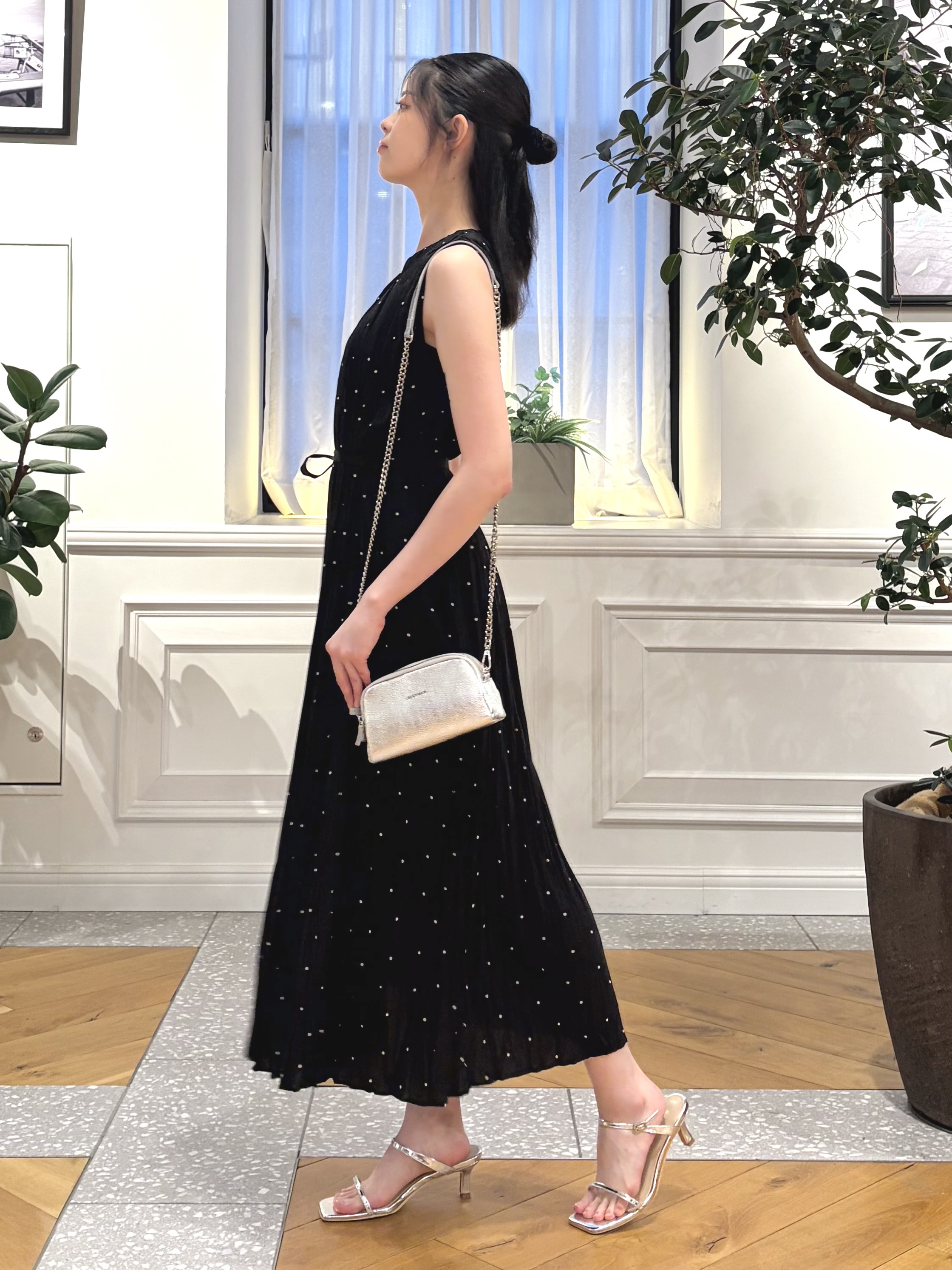 pupiさんの「DRESSTERIOR｜【ウォッシャブル/2WAYシルエット】ノースリーブプリーツワンピース」を使ったコーディネート