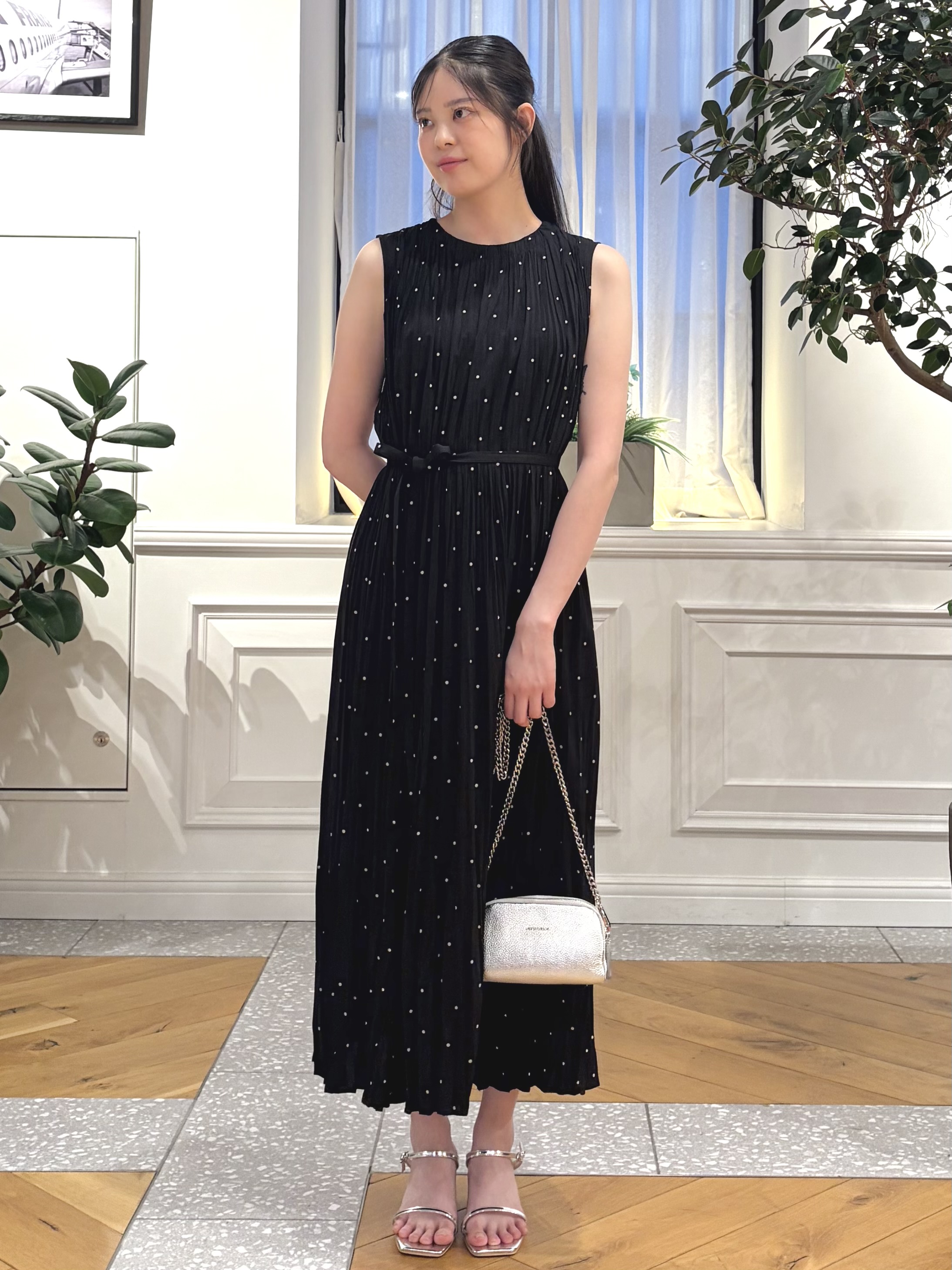 pupiさんの「DRESSTERIOR｜【ウォッシャブル/2WAYシルエット】ノースリーブプリーツワンピース」を使ったコーディネート