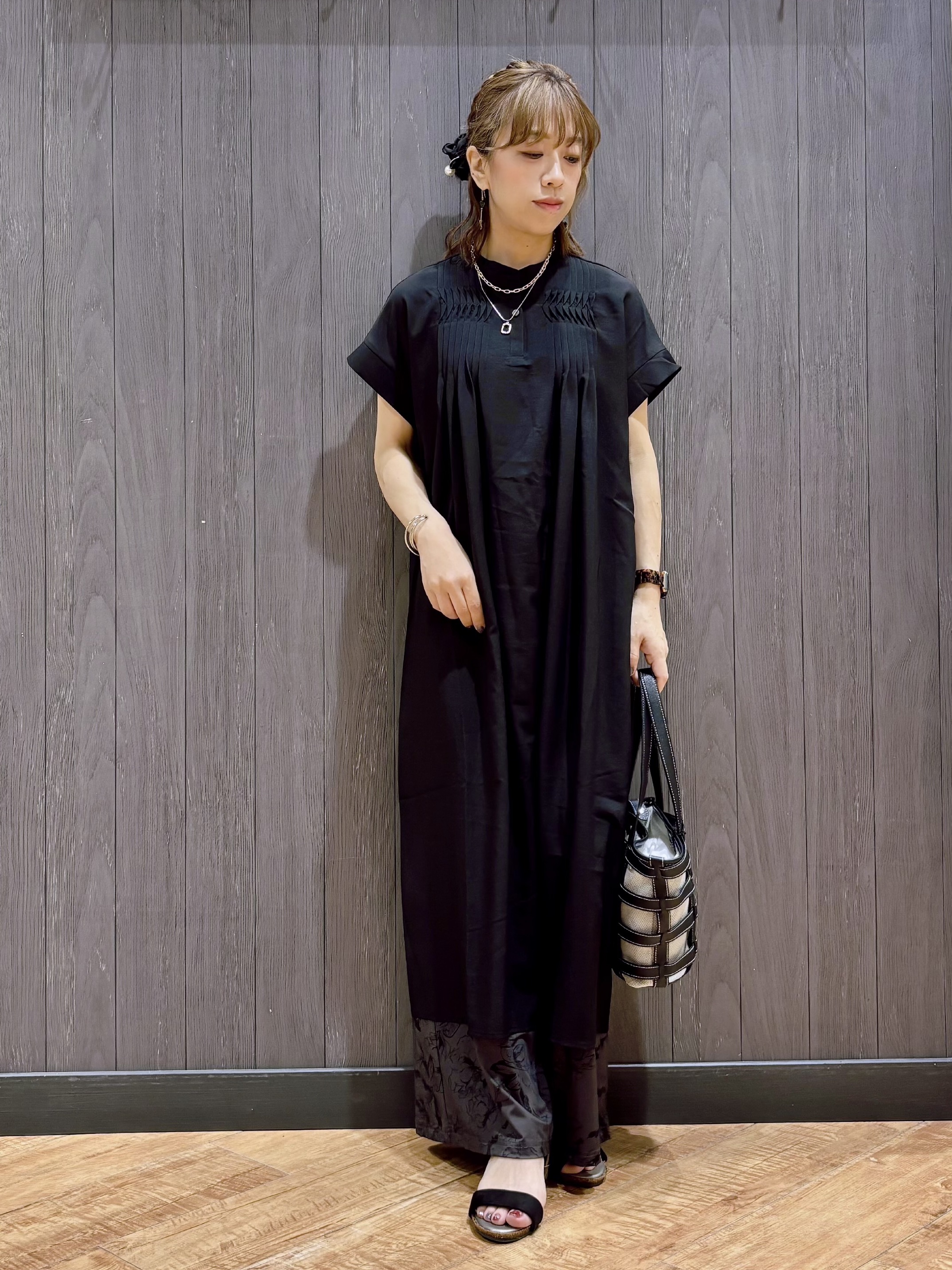 meiさんの「SHOO･LA･RUE｜【S-LL/洗濯機可】ピンタックデザインがサマ見え Aラインワンピース」を使ったコーディネート