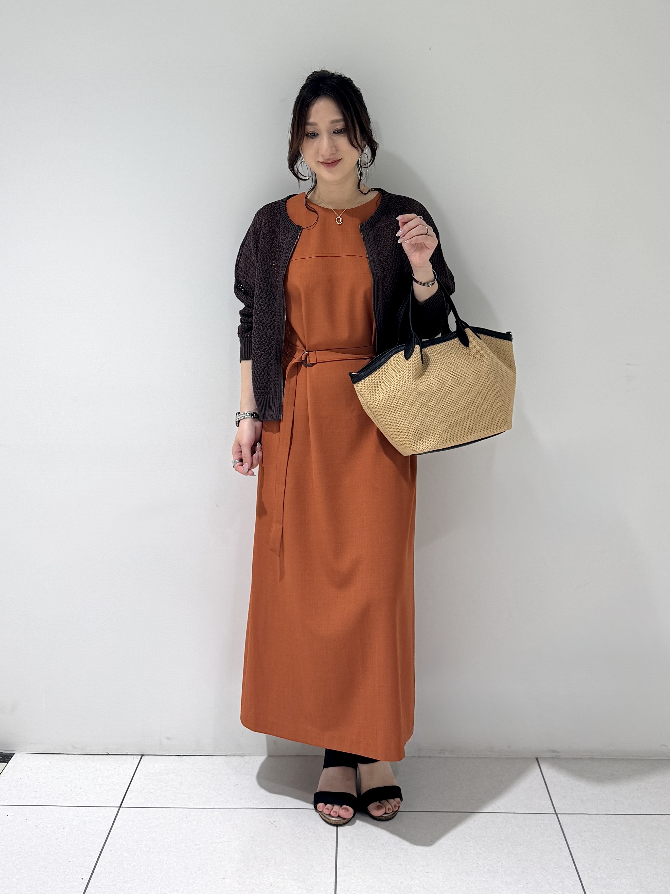 そんさんの「INDIVI｜【華奢見え】ベルト付きナローワンピース」を使ったコーディネート