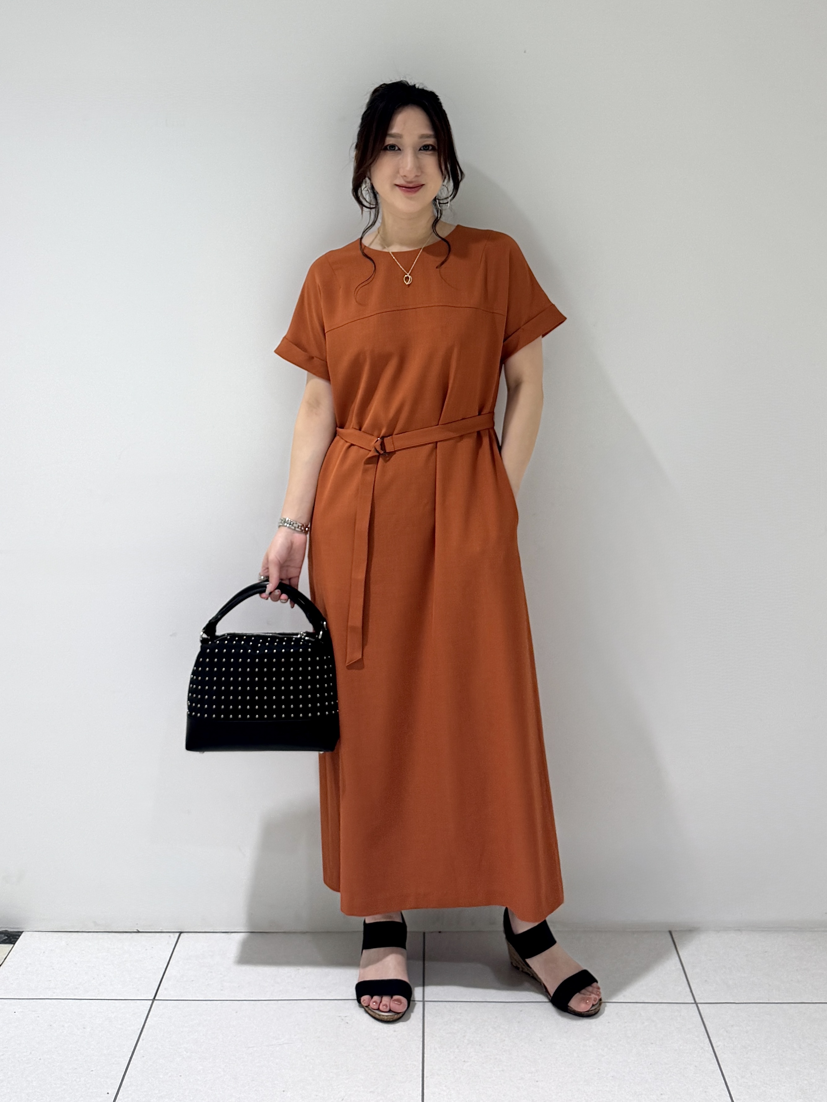 そんさんの「INDIVI｜【華奢見え】ベルト付きナローワンピース」を使ったコーディネート