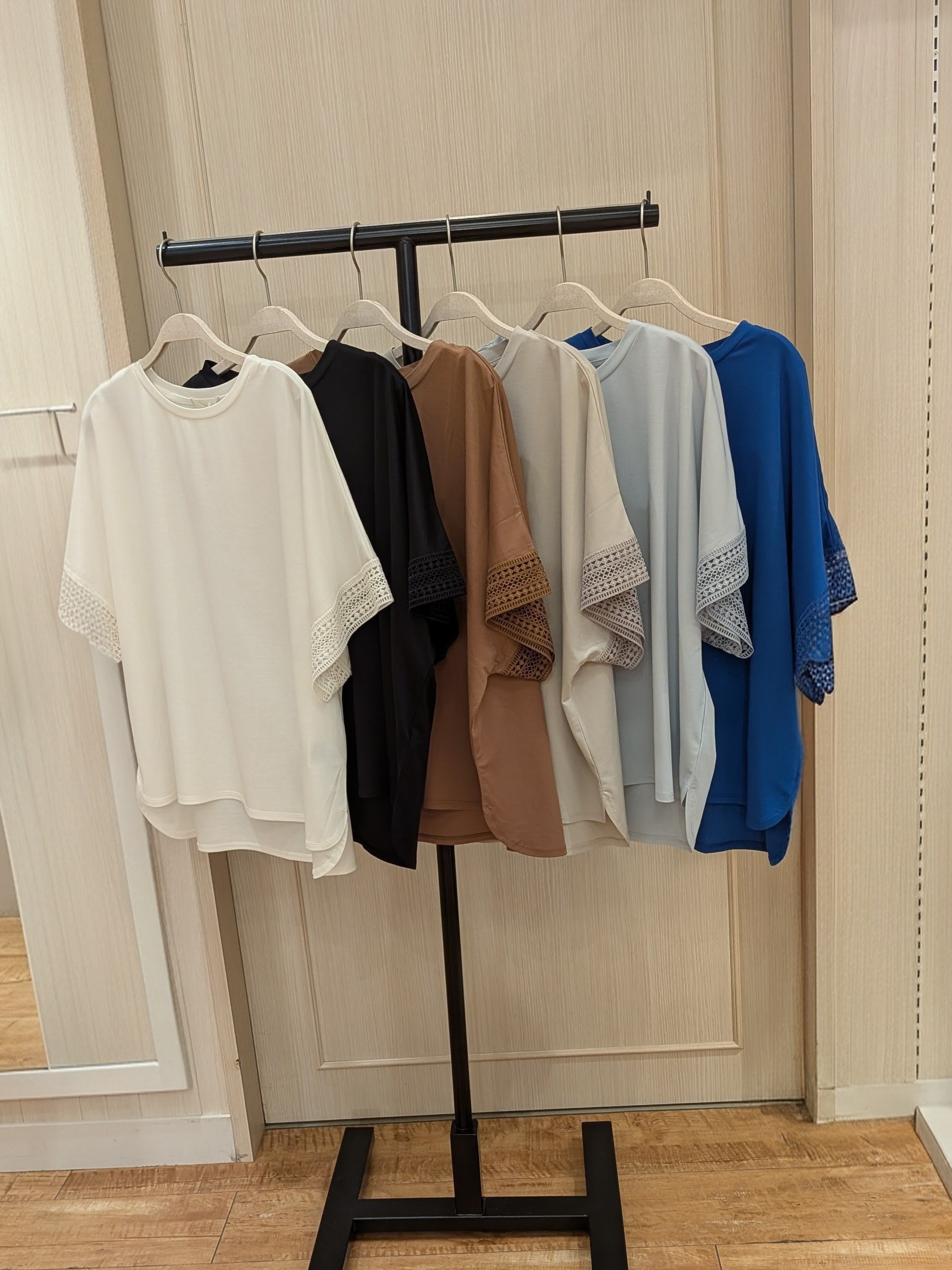 Tさんの「SHOO･LA･RUE｜【ひんやり/UV】お袖レースが上品 ゆったりとろみトップス」を使ったコーディネート