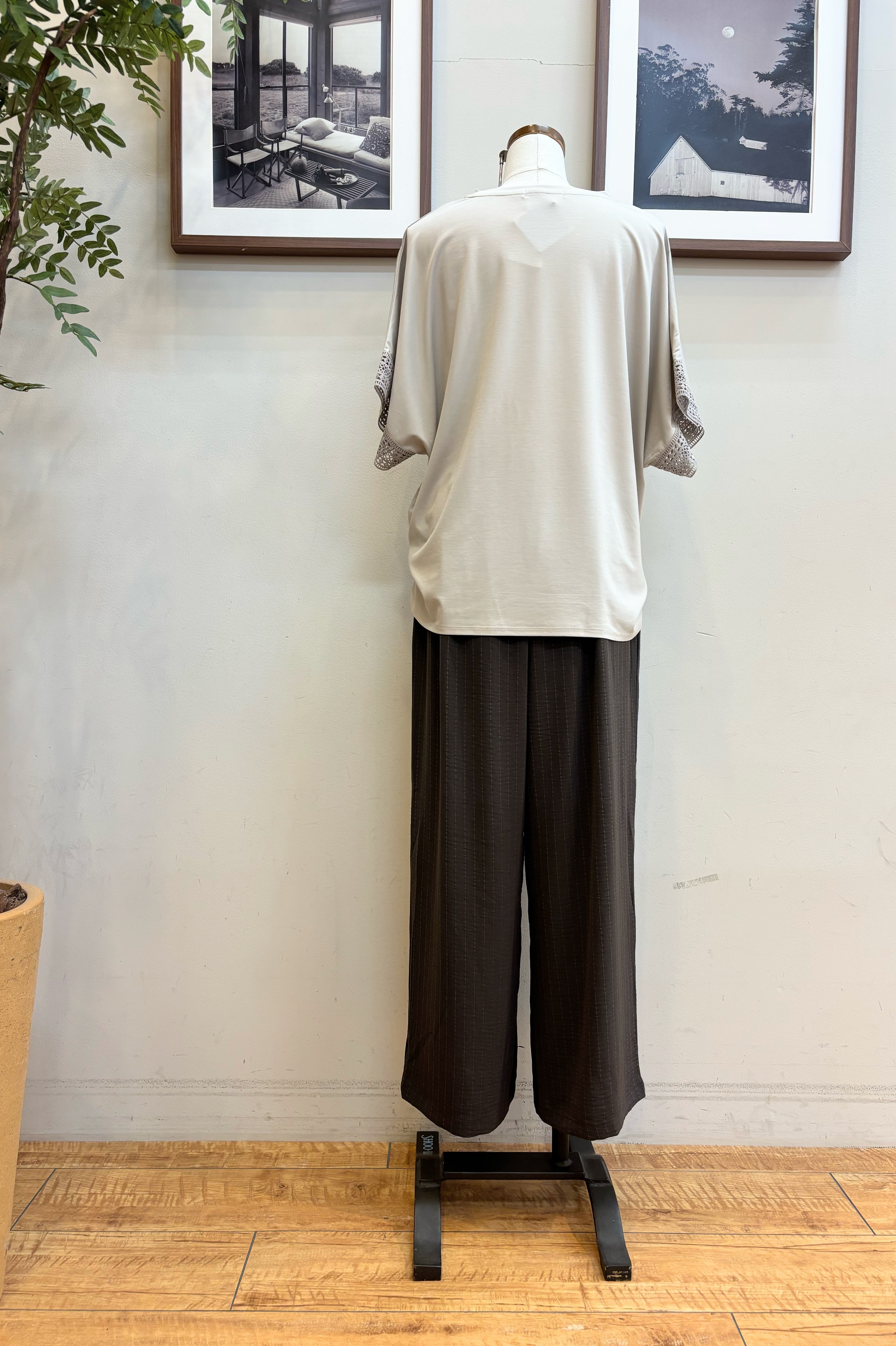 maiさんの「SHOO･LA･RUE｜【ひんやり/UV】お袖レースが上品 ゆったりとろみトップス」を使ったコーディネート