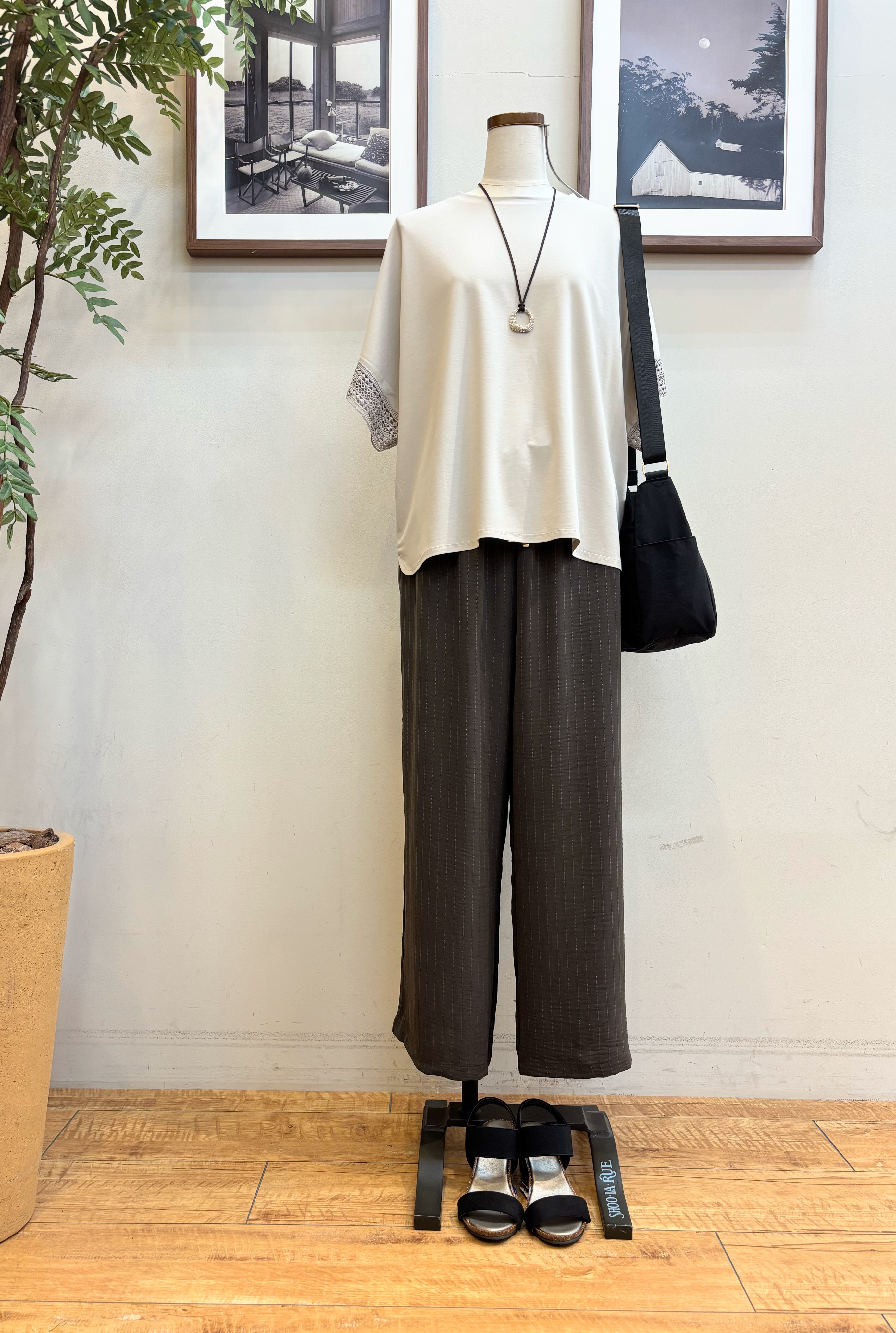 maiさんの「SHOO･LA･RUE｜【ひんやり/UV】お袖レースが上品 ゆったりとろみトップス」を使ったコーディネート