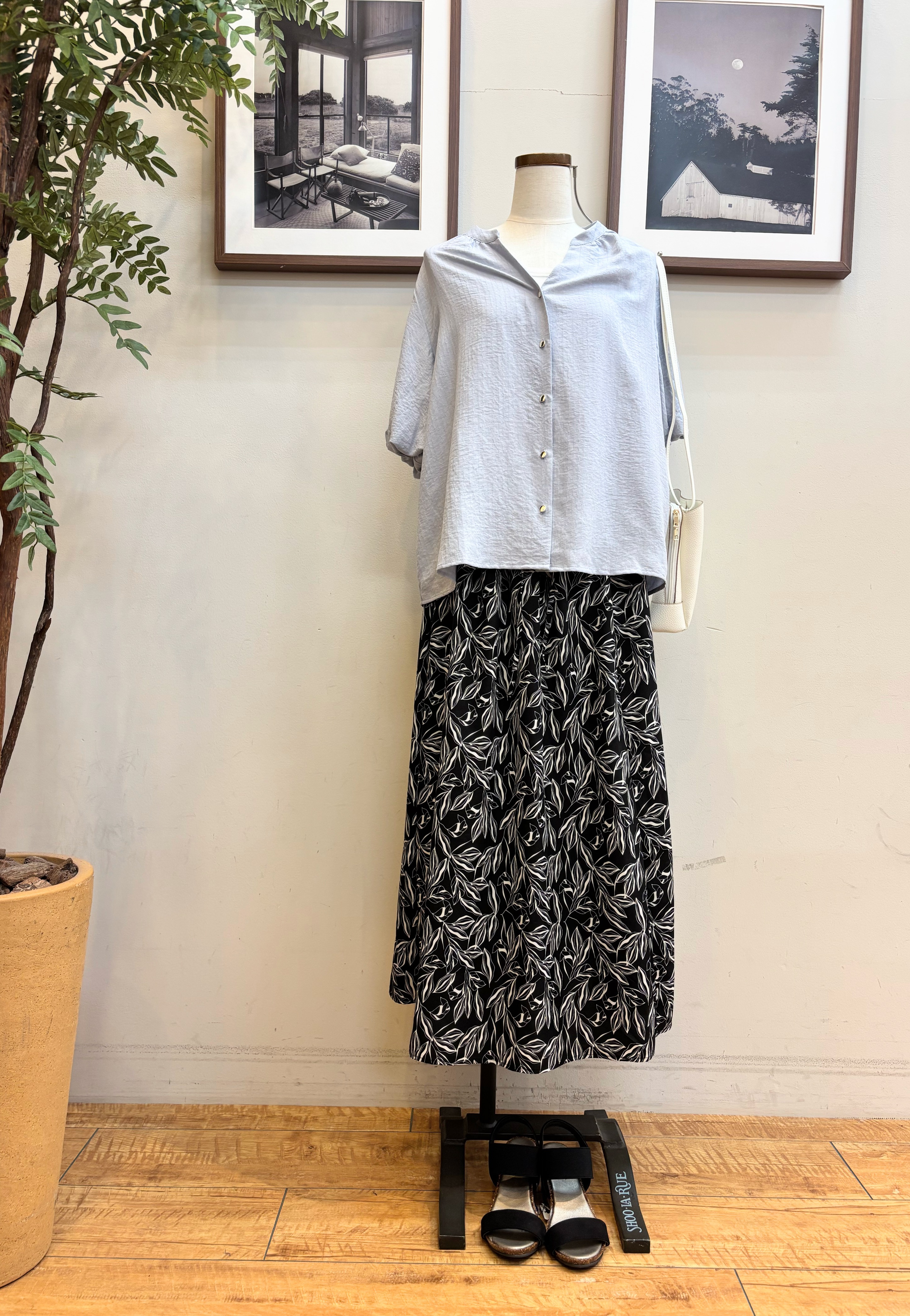 maiさんの「SHOO･LA･RUE｜【S-LL/洗濯機可】バルーンスリーブ　キーネックブラウス」を使ったコーディネート