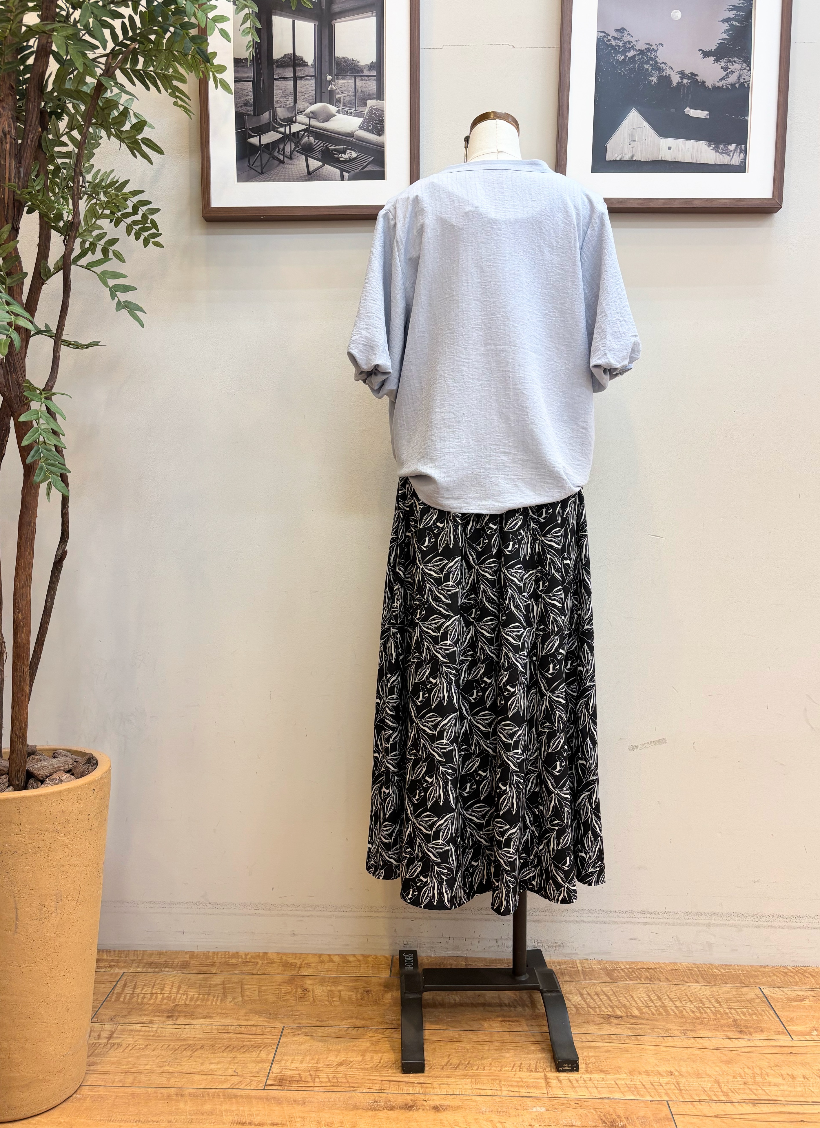 maiさんの「SHOO･LA･RUE｜【S-LL/洗濯機可】バルーンスリーブ　キーネックブラウス」を使ったコーディネート