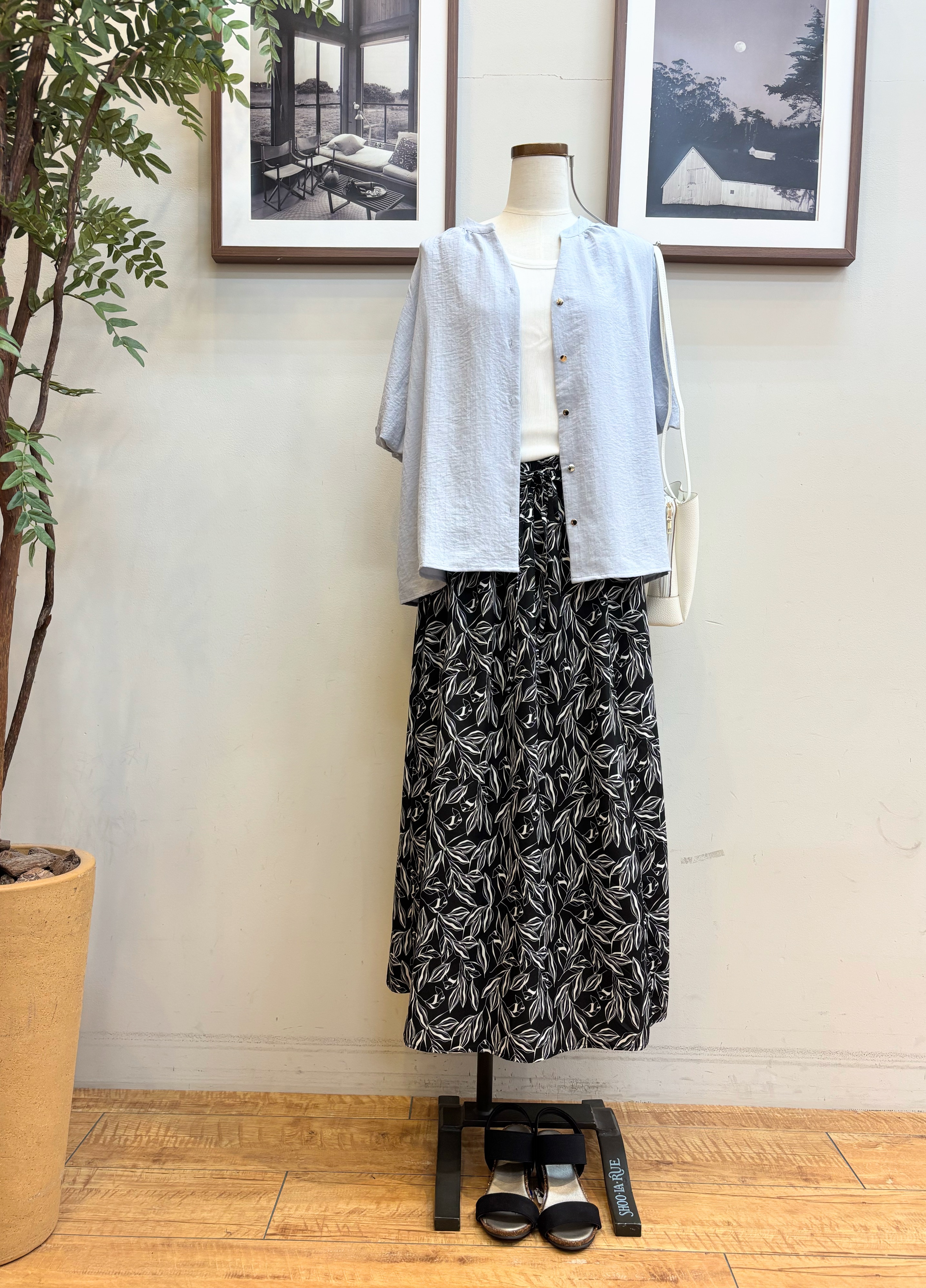 maiさんの「SHOO･LA･RUE｜【S-LL/洗濯機可】バルーンスリーブ　キーネックブラウス」を使ったコーディネート